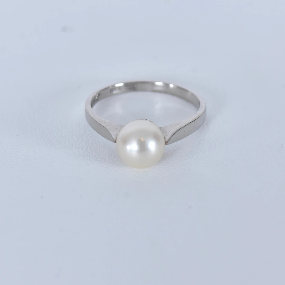 RING, med pärla, vitguld 18K.