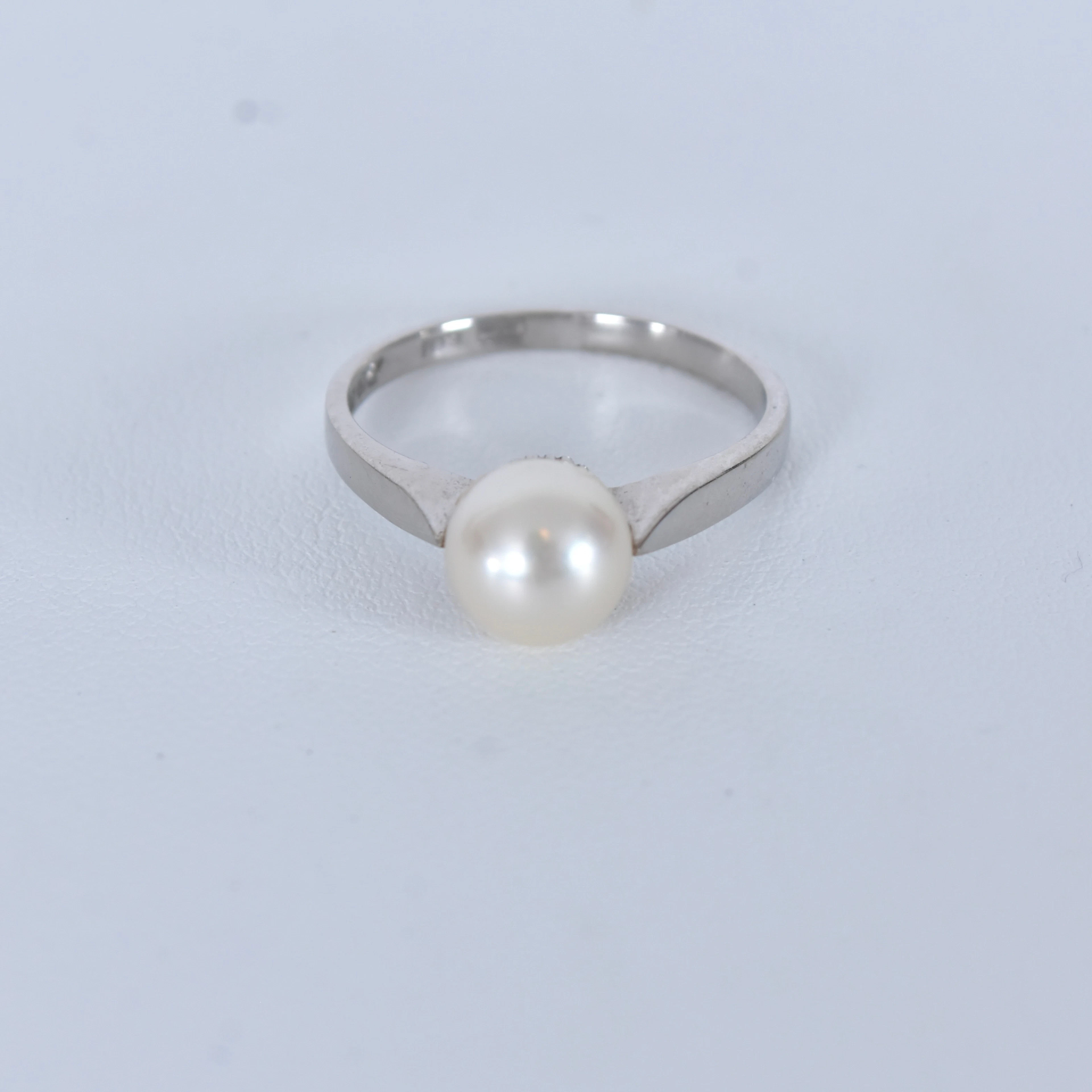 RING, med pärla, vitguld 18K.