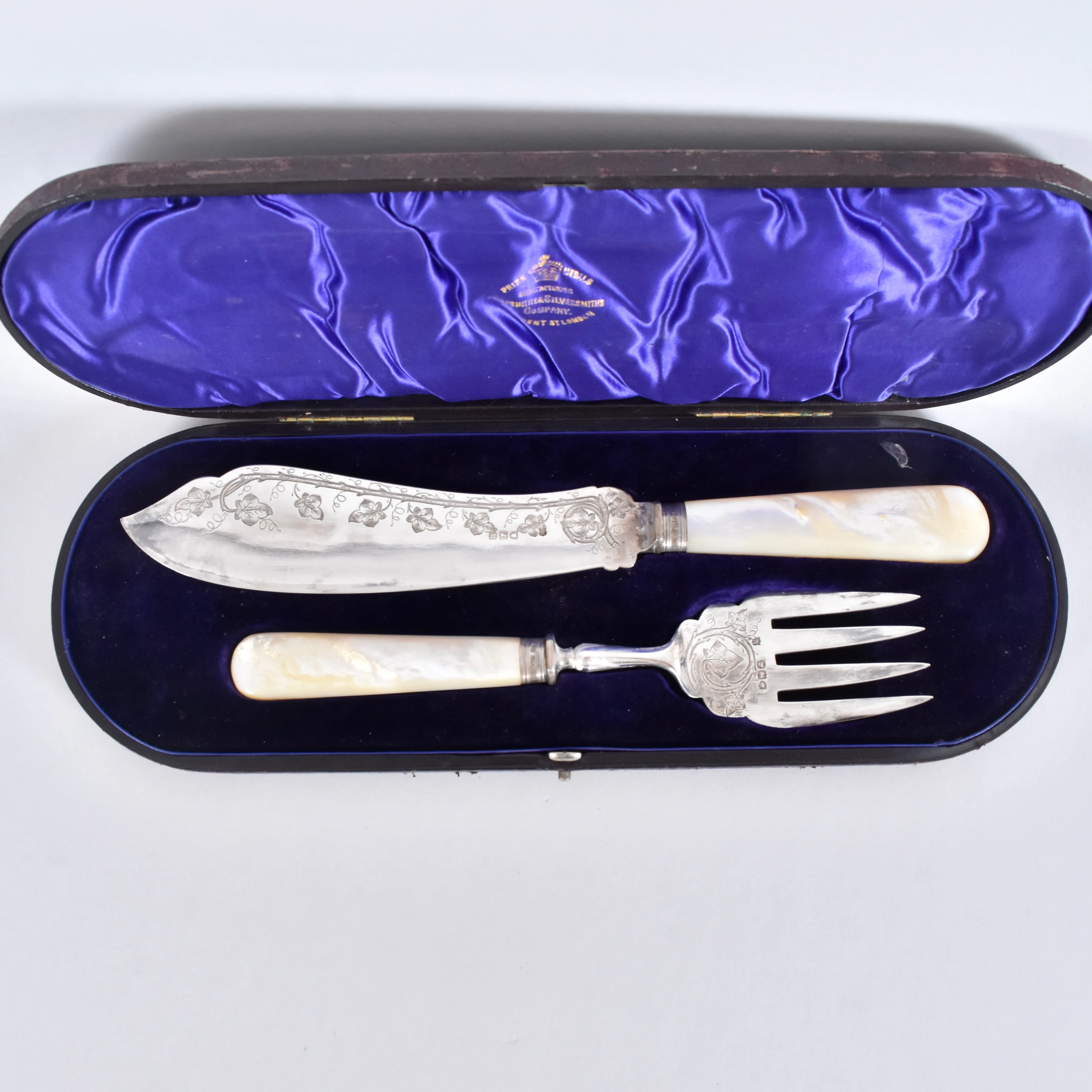 SERVERINGSBESTICK, 1 par, sterlingsilver och pärlemor, Victorianska.