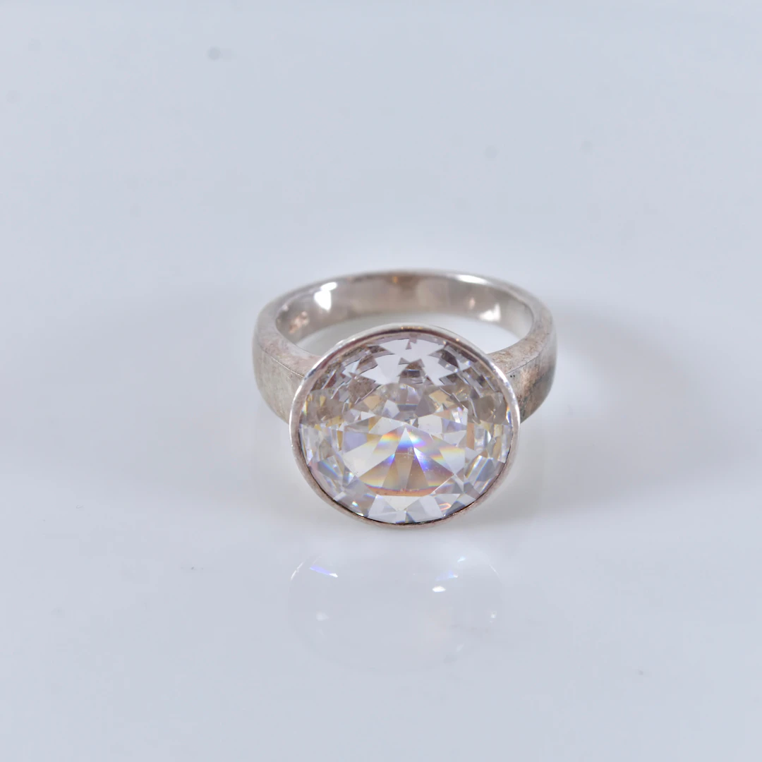 RING, med vit sten, sterlingsilver.