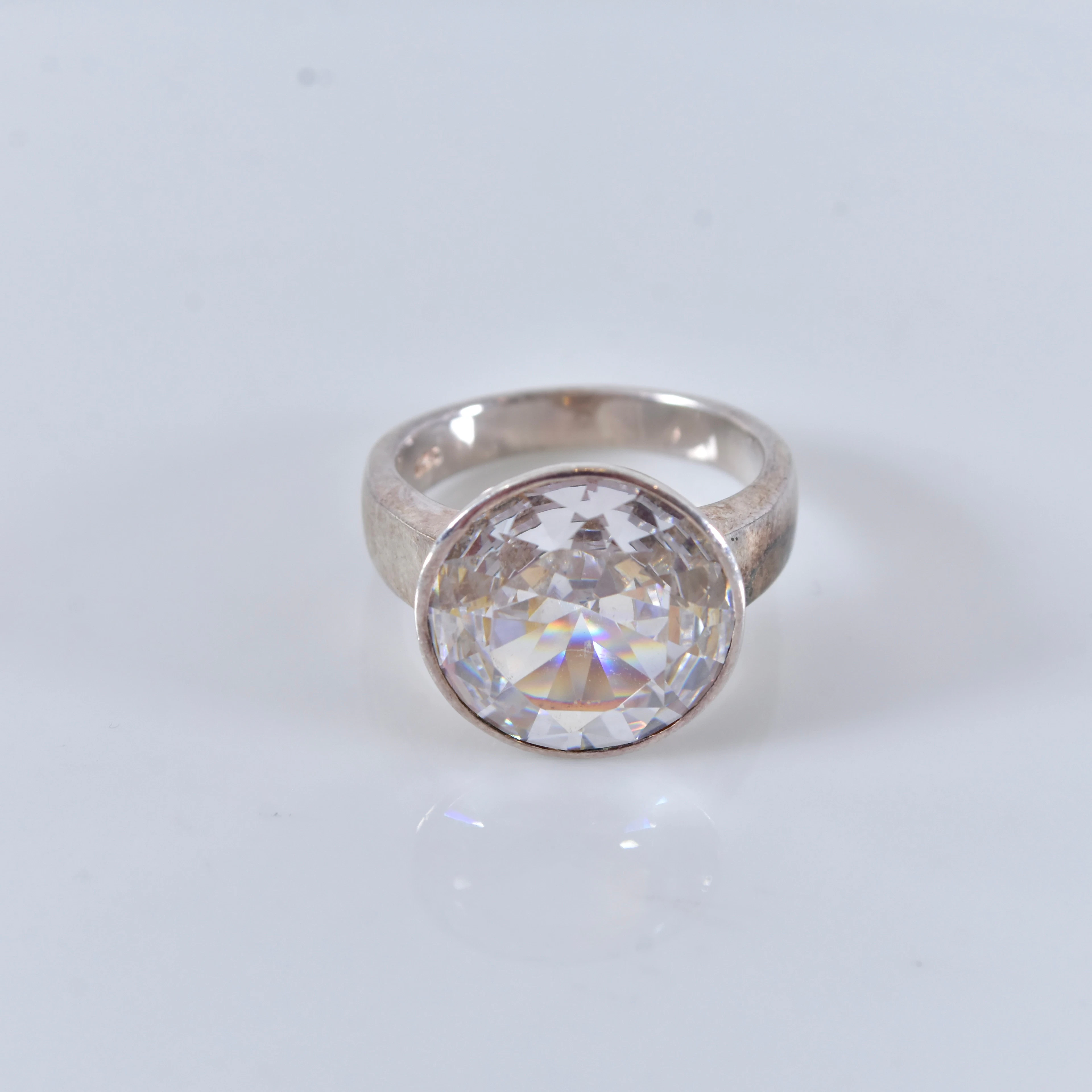RING, med vit sten, sterlingsilver.
