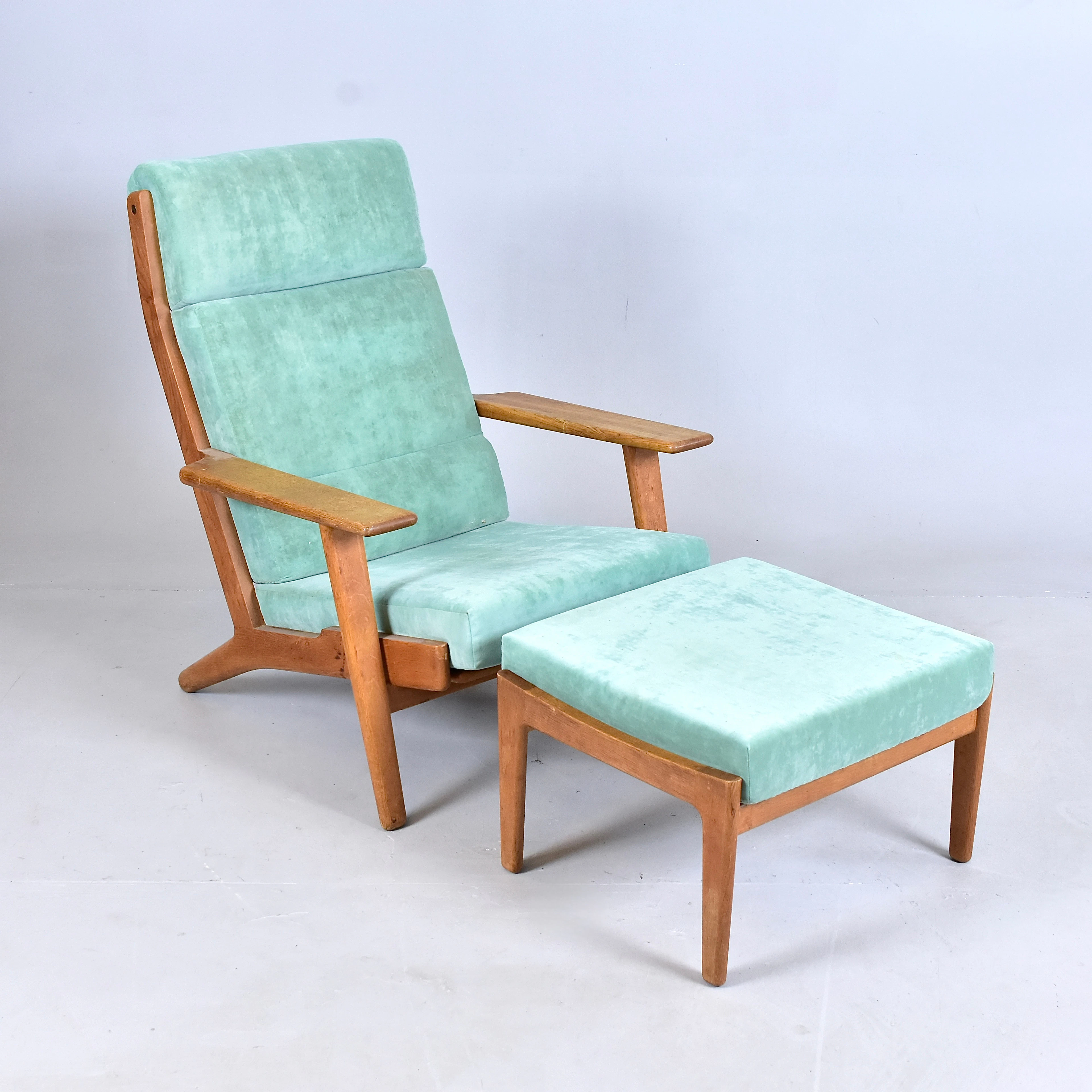 HANS J. WEGNER. Getama, fåtölj modell 'GE 290A'. Fåtölj med fotpall