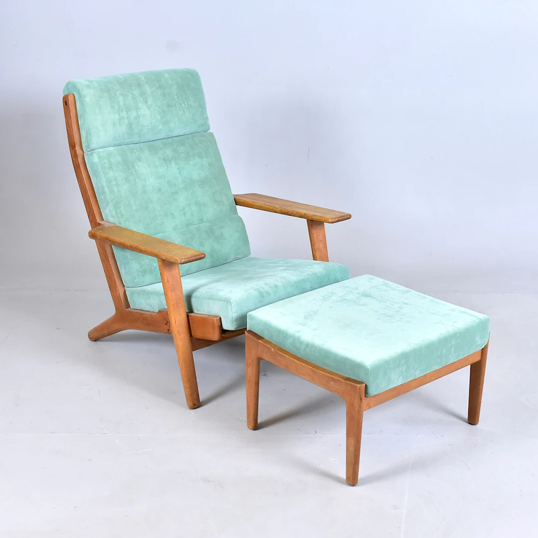 HANS J. WEGNER. Getama, fåtölj modell 'GE 290A'. Fåtölj med fotpall