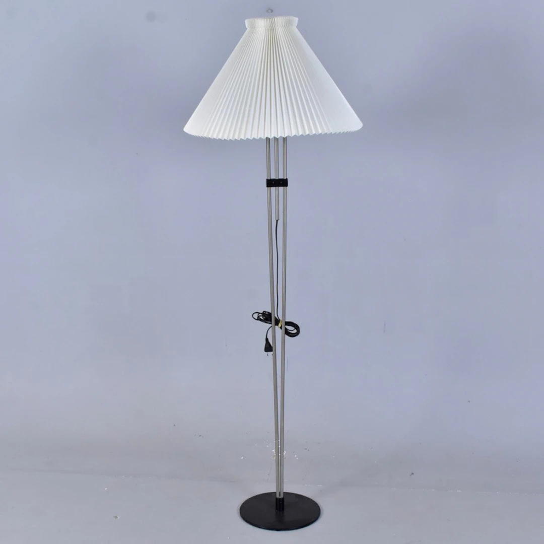 GOLVLAMPA, stål med handvikt plastskärm, Le Klint 310.