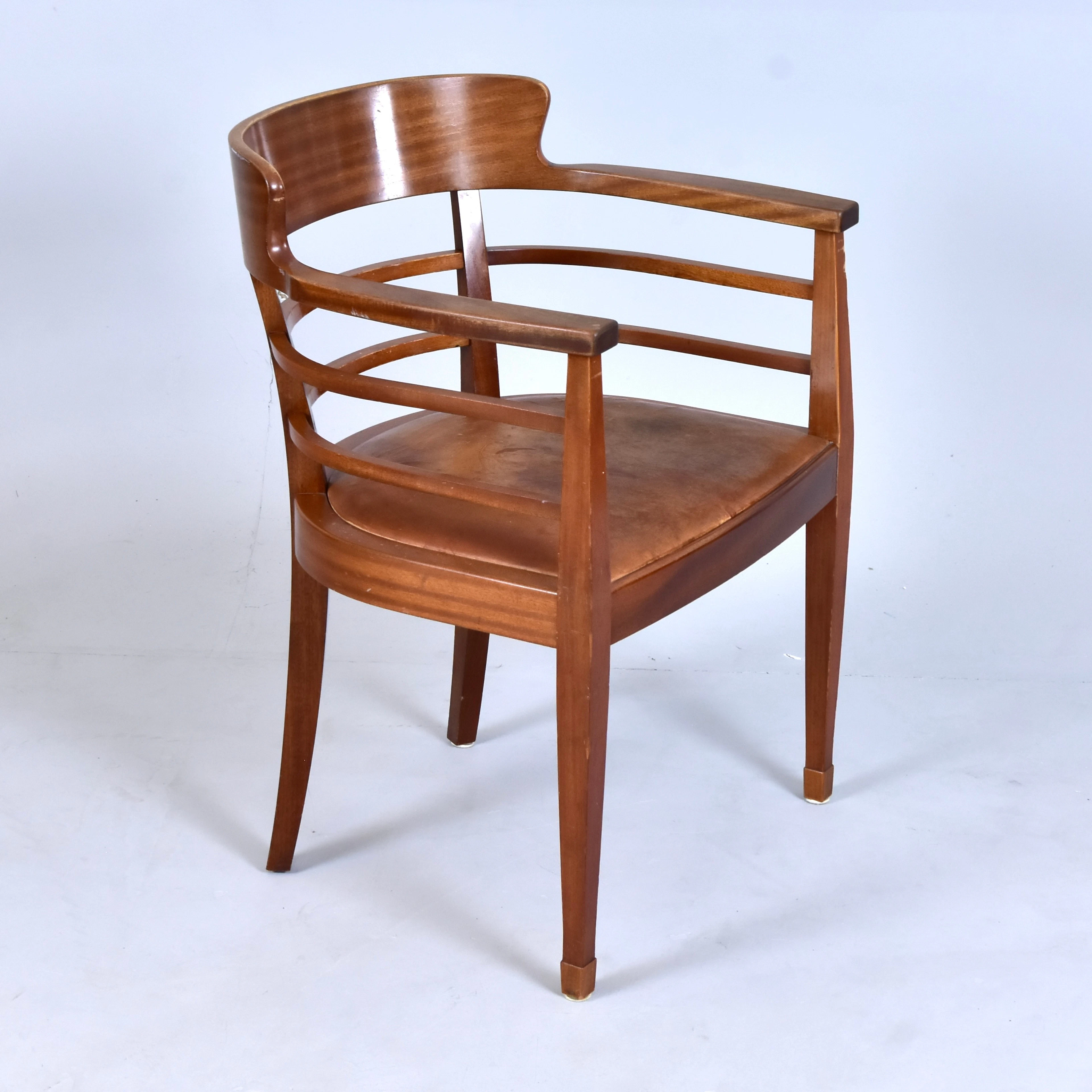 ARMSTOL, mahogny med brun lädersits.