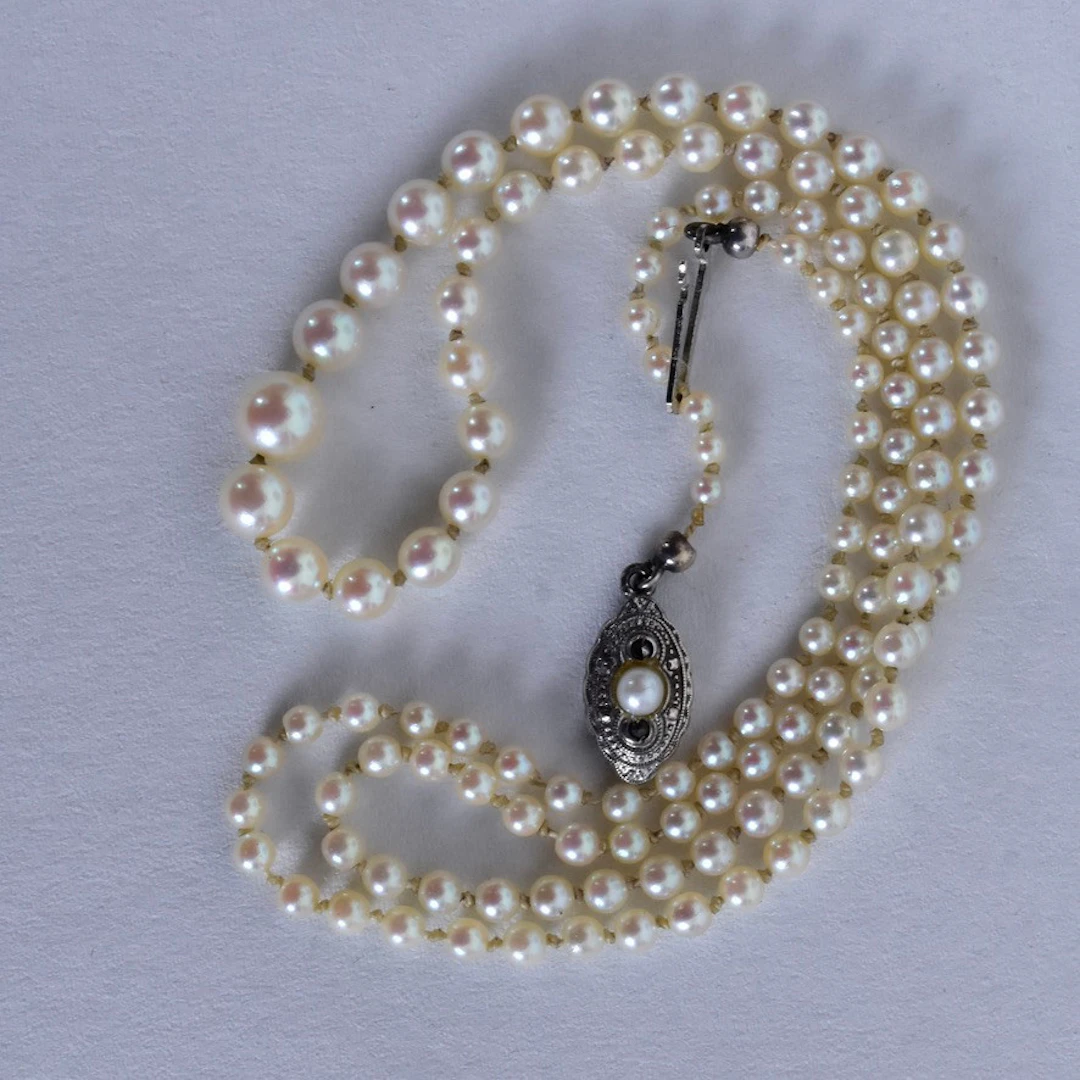 COLLIER, odlade pärlor med silverlås.