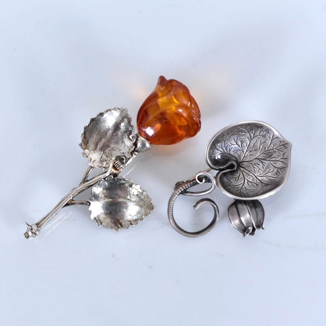 BROSCHER, 2 st, silver, 1900-tal.