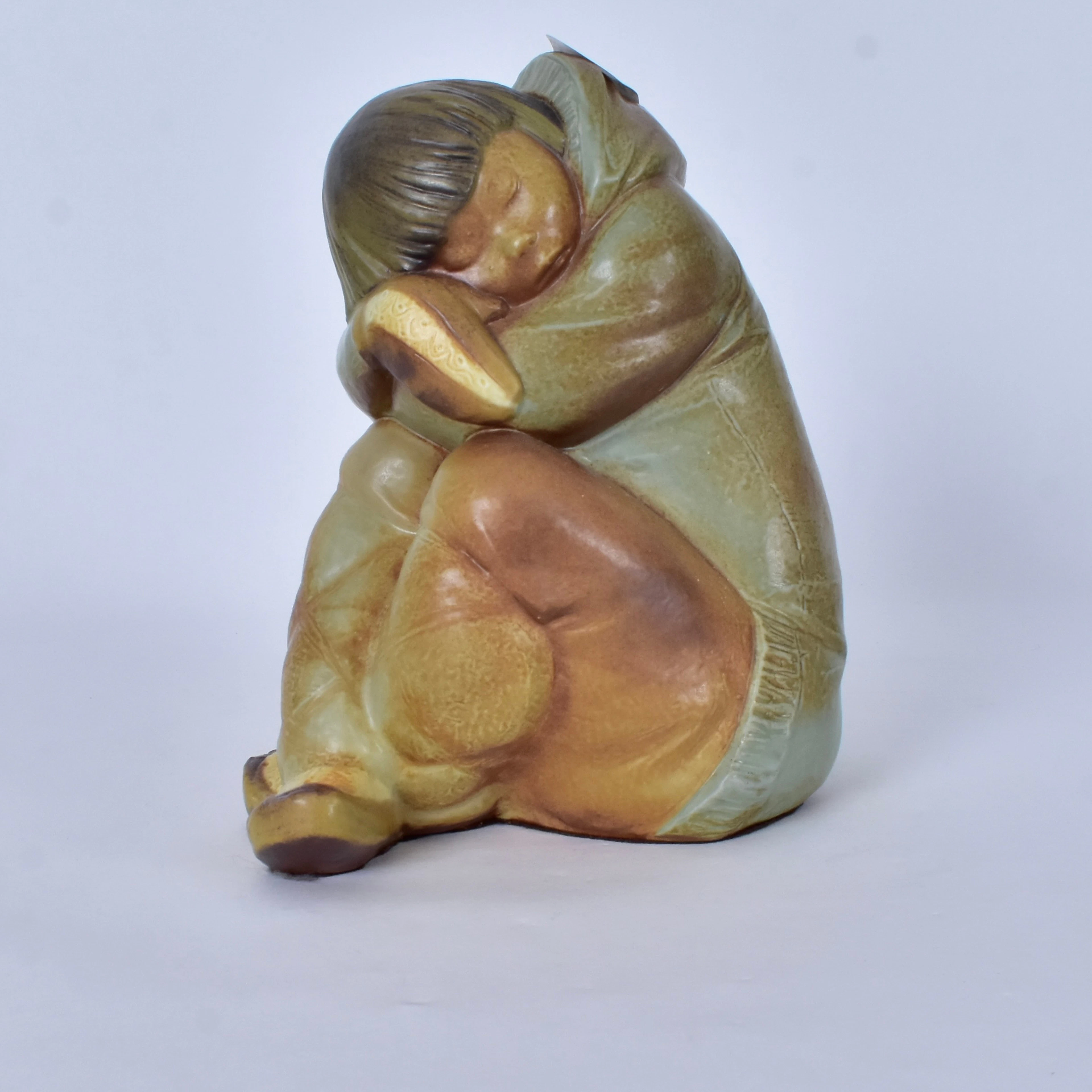 JOSÉ HUERTA. figurin, stengods, "Nino Esquimal" (eskimåpojke).