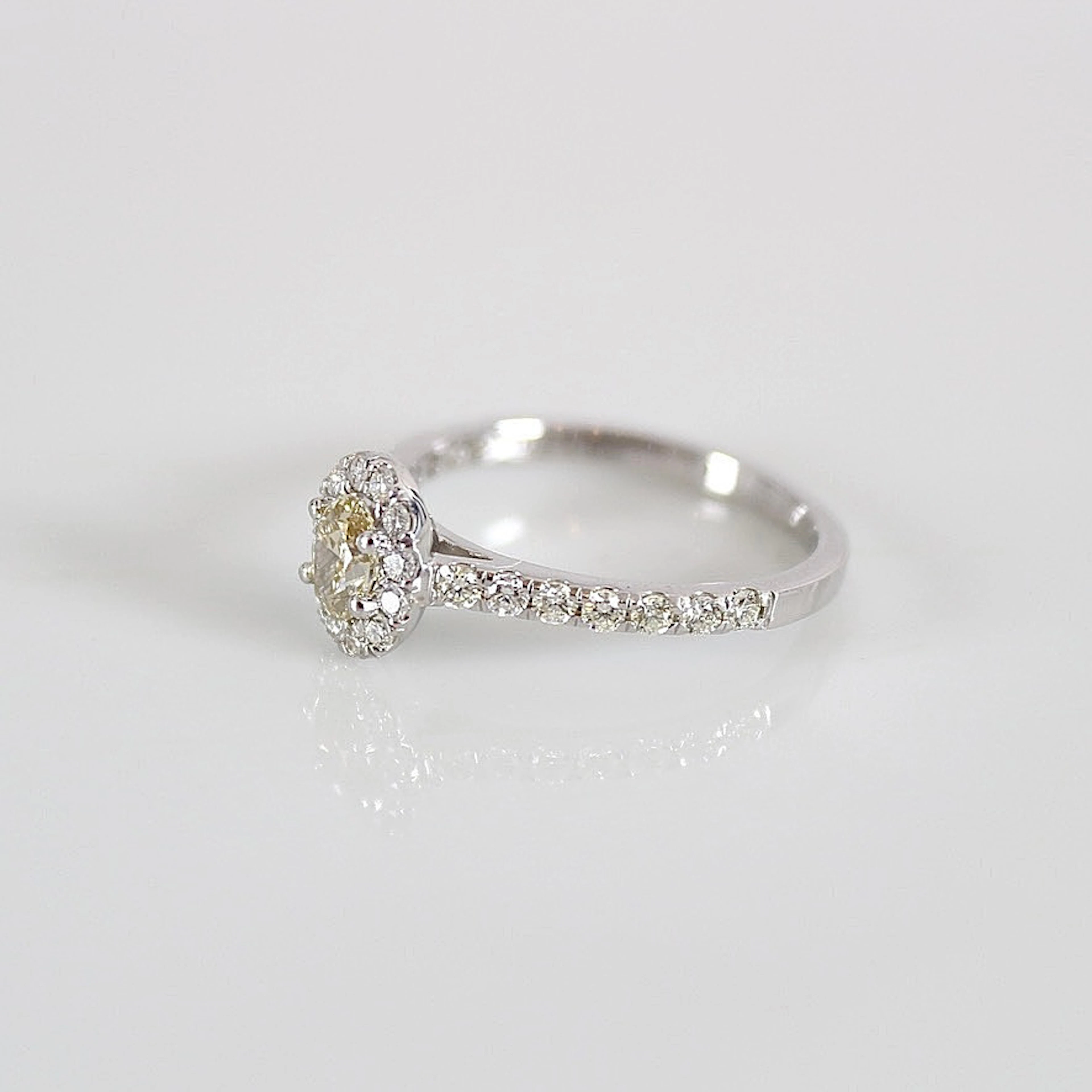 HALORING, 0,72ct, vitguld 18K.