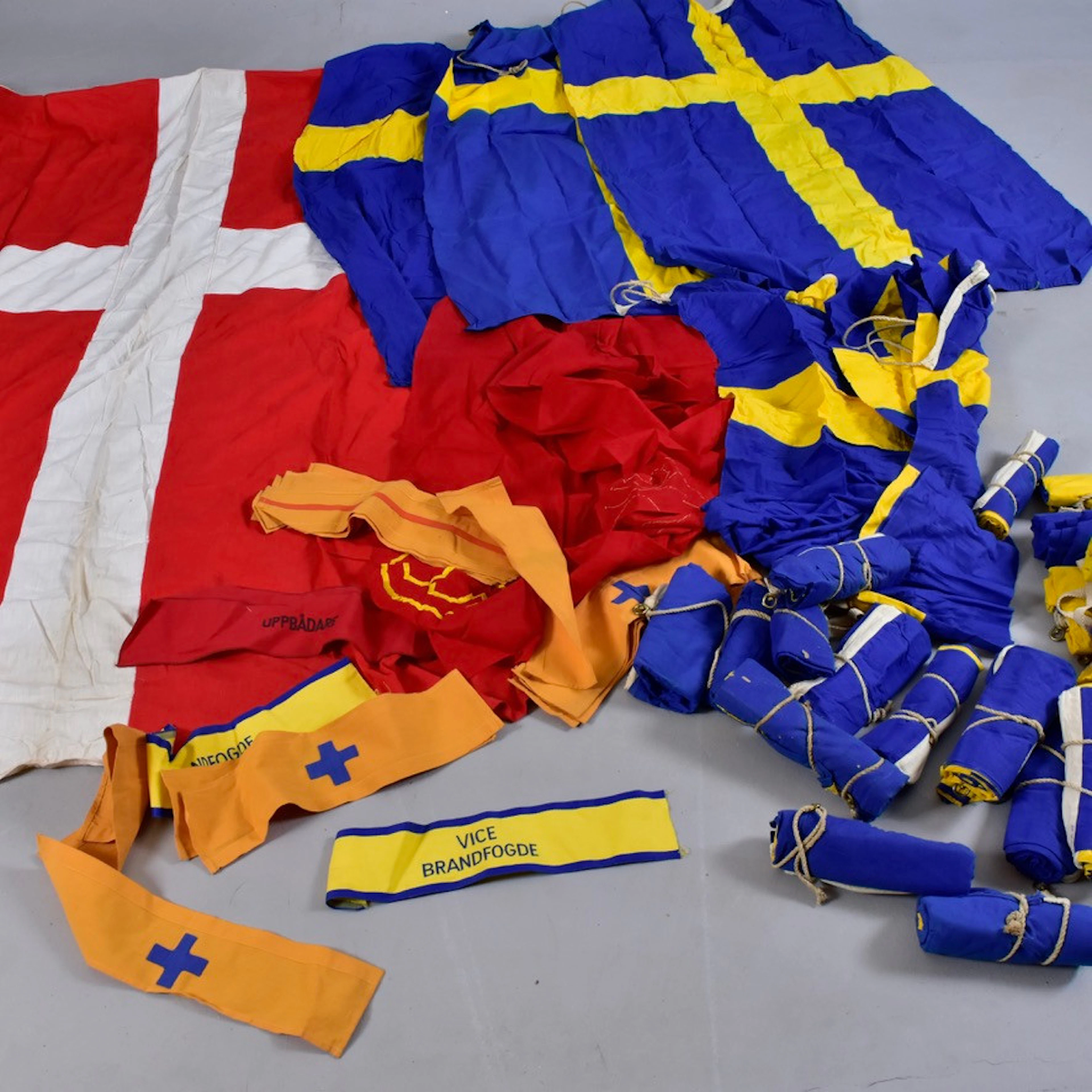 PARTI FARTYGSVIMPLAR, flaggor samt armbindlar.
