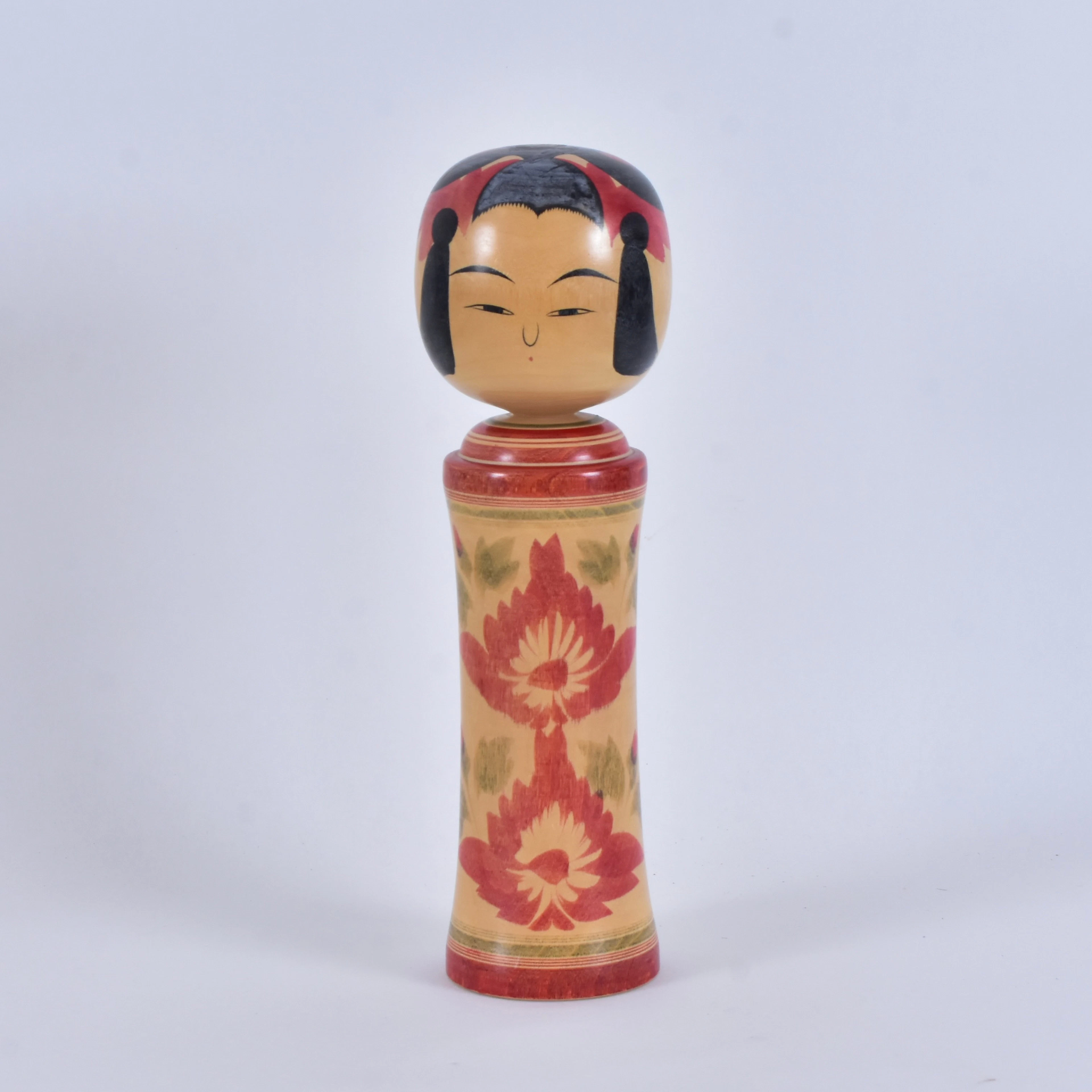 JAPANSK KOKESHI-DOCKA, AV TRÄ, HANDMÅLAD, OMKRING 1960.