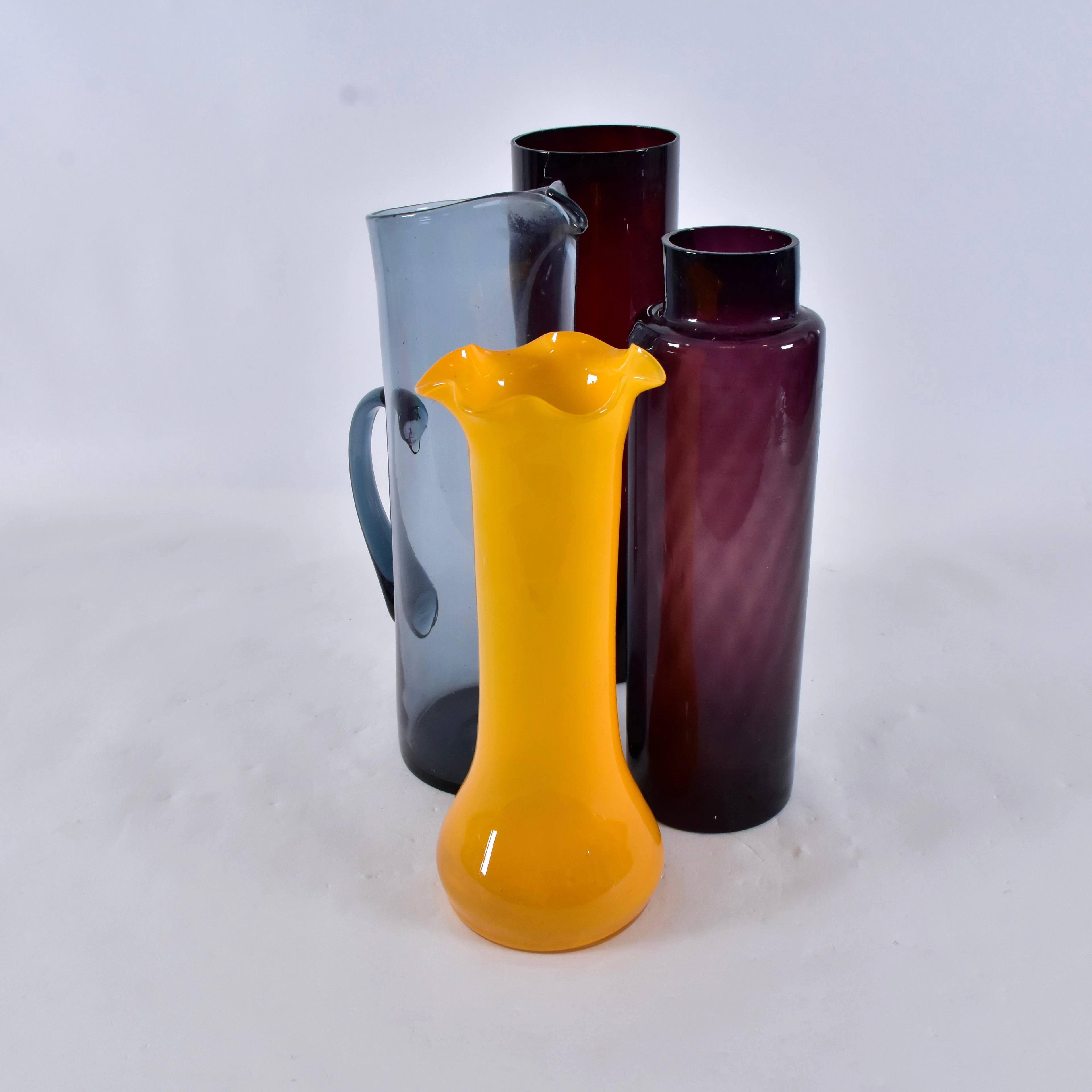 VASER SAMT KANNA, 4 delar, glas, 1900-tal.