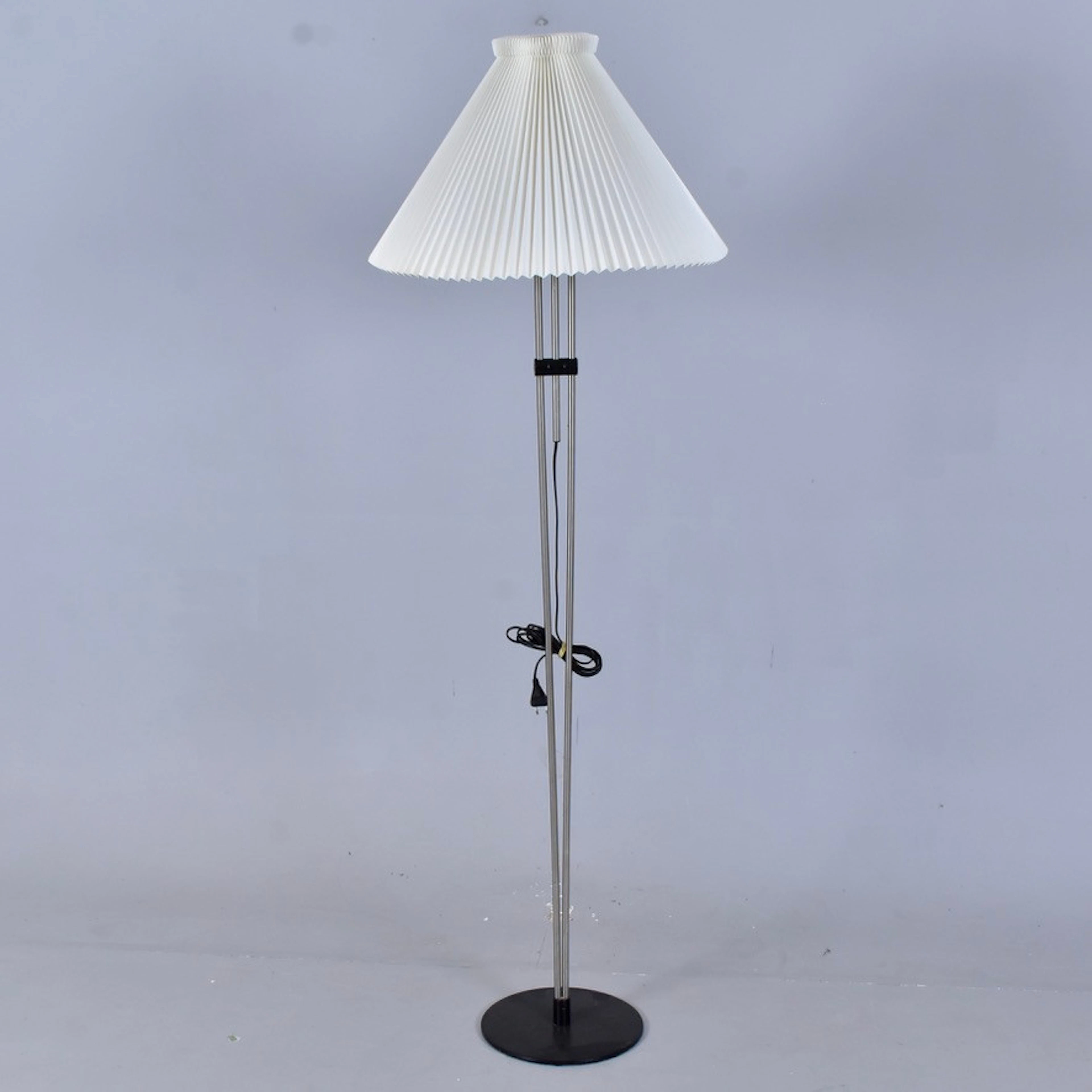 GOLVLAMPA, stål med handvikt plastskärm, Le Klint 310.