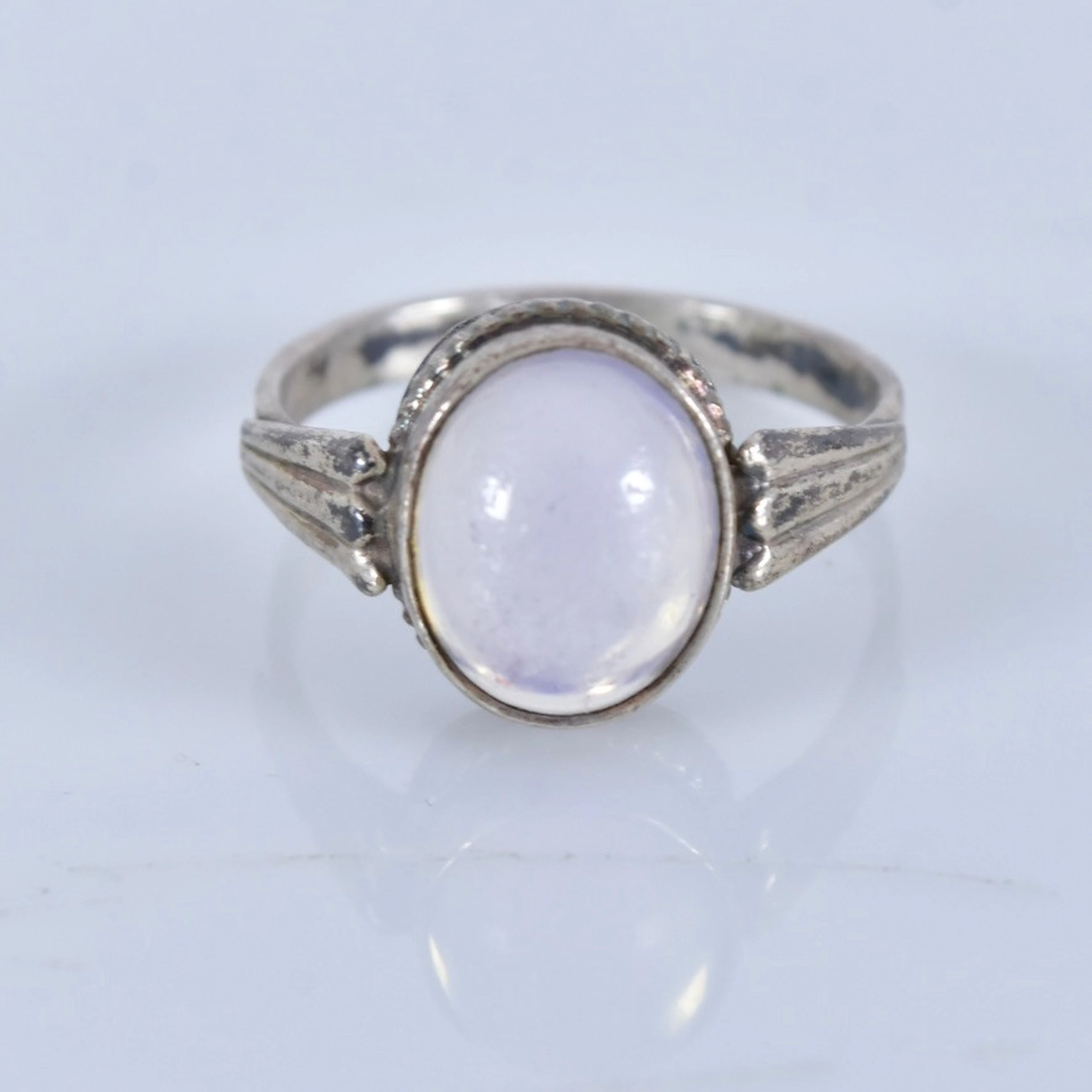 RING, med månsten, silver.