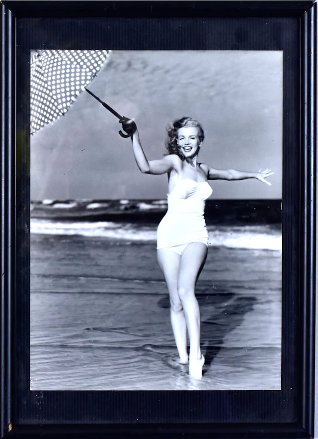 ANDRÉ DE DIENES. EFTER. fotografi Marilyn Monroe på Tobay Beach 1949.