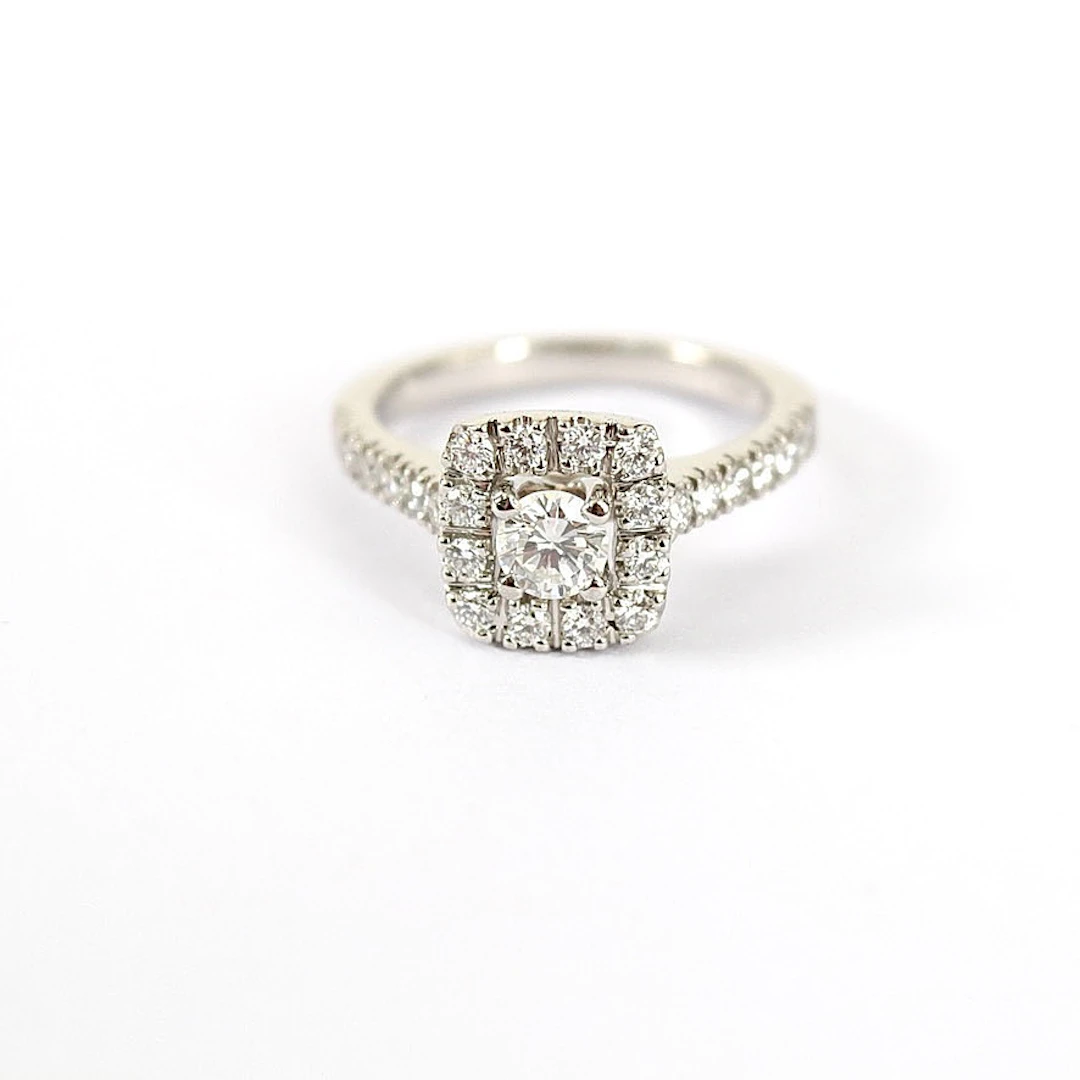 HALORING, diamanter, totalt 0,72ct, Platina.