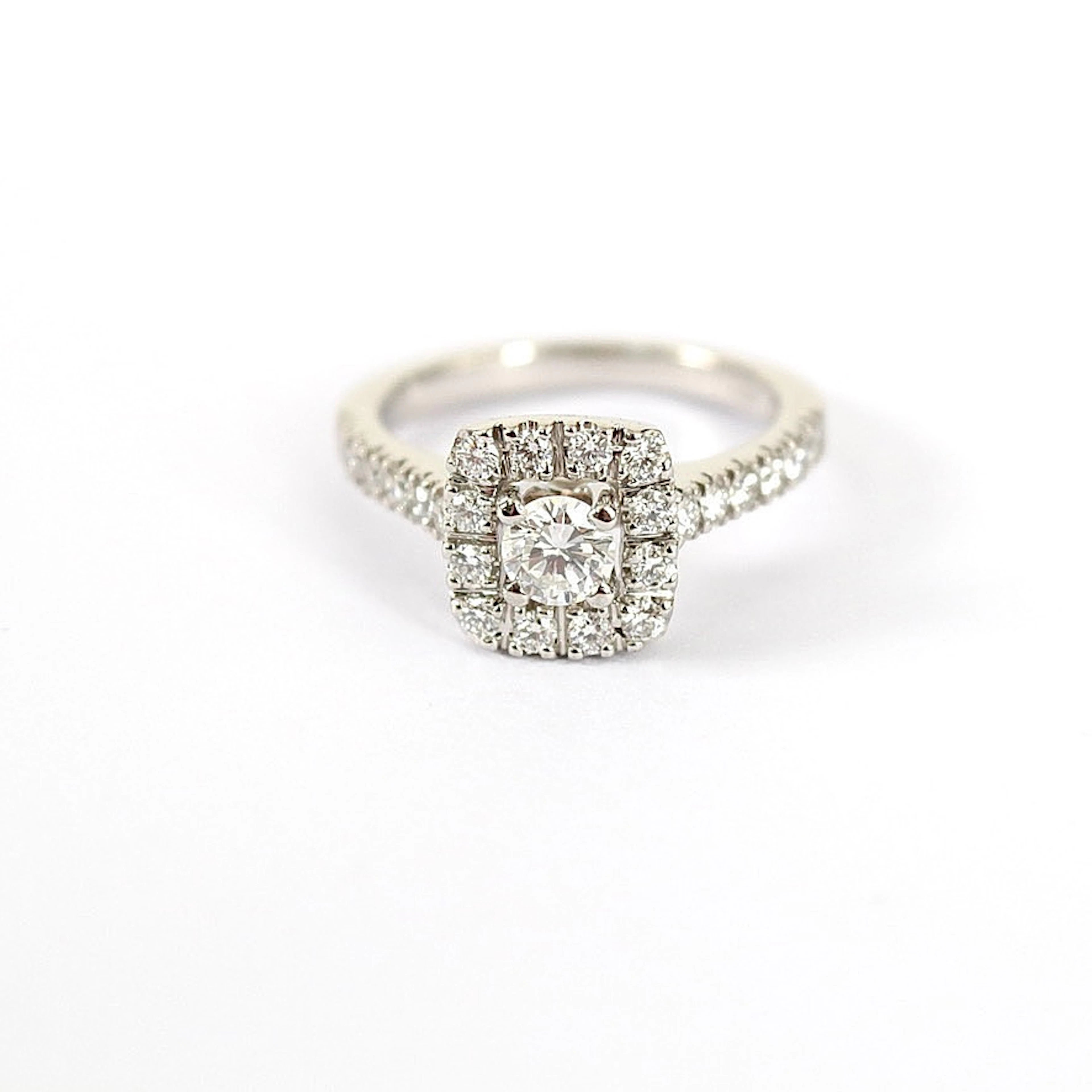 HALORING, diamanter, totalt 0,72ct, Platina.