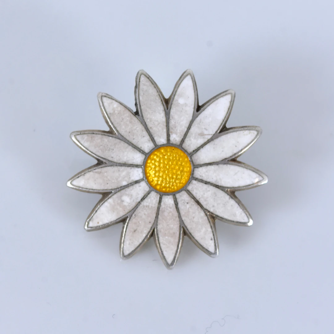AKSEL HOLMSEN. brosch, sterlingsilver och emalj, Sandefjord 1900-talets mitt.