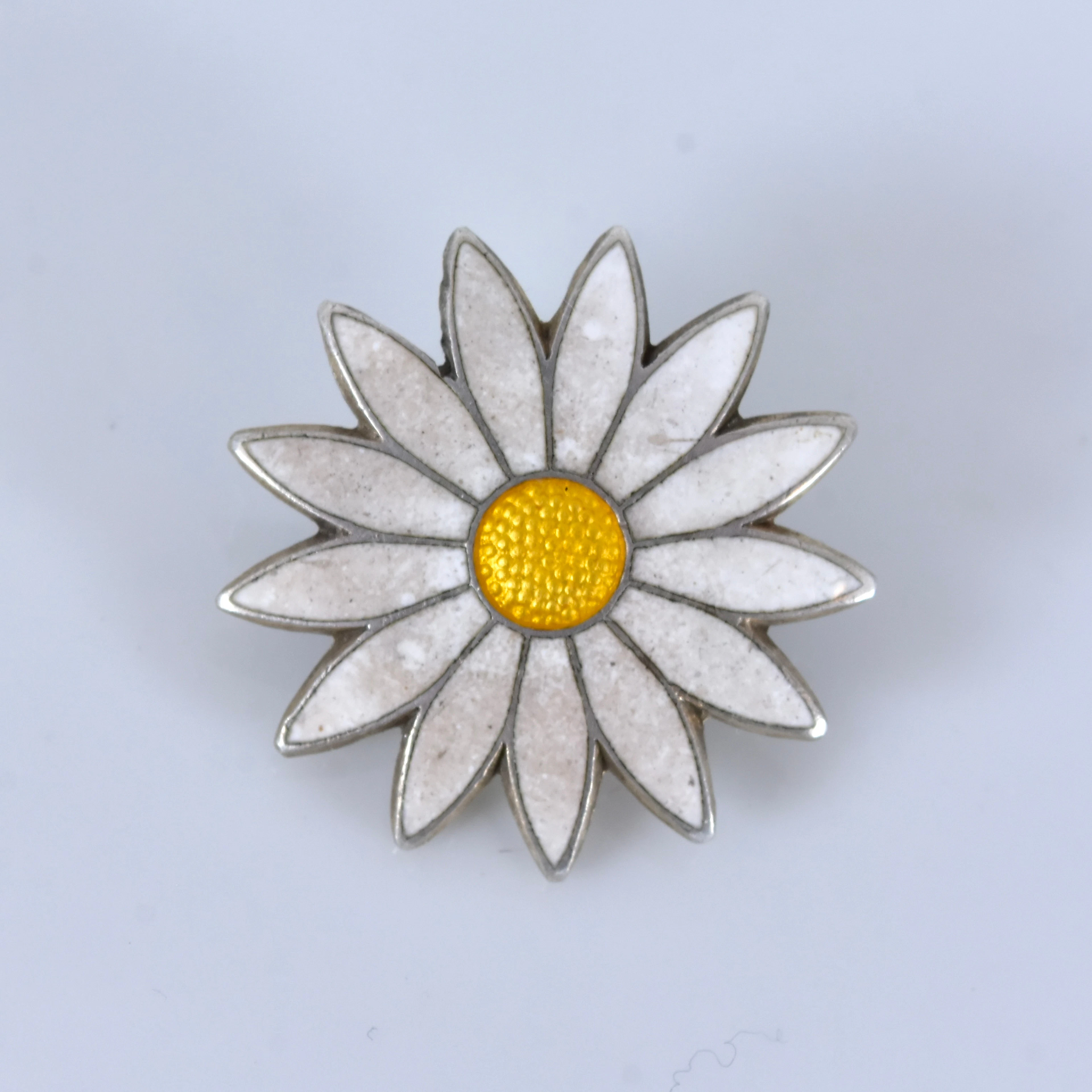 AKSEL HOLMSEN. brosch, sterlingsilver och emalj, Sandefjord 1900-talets mitt.