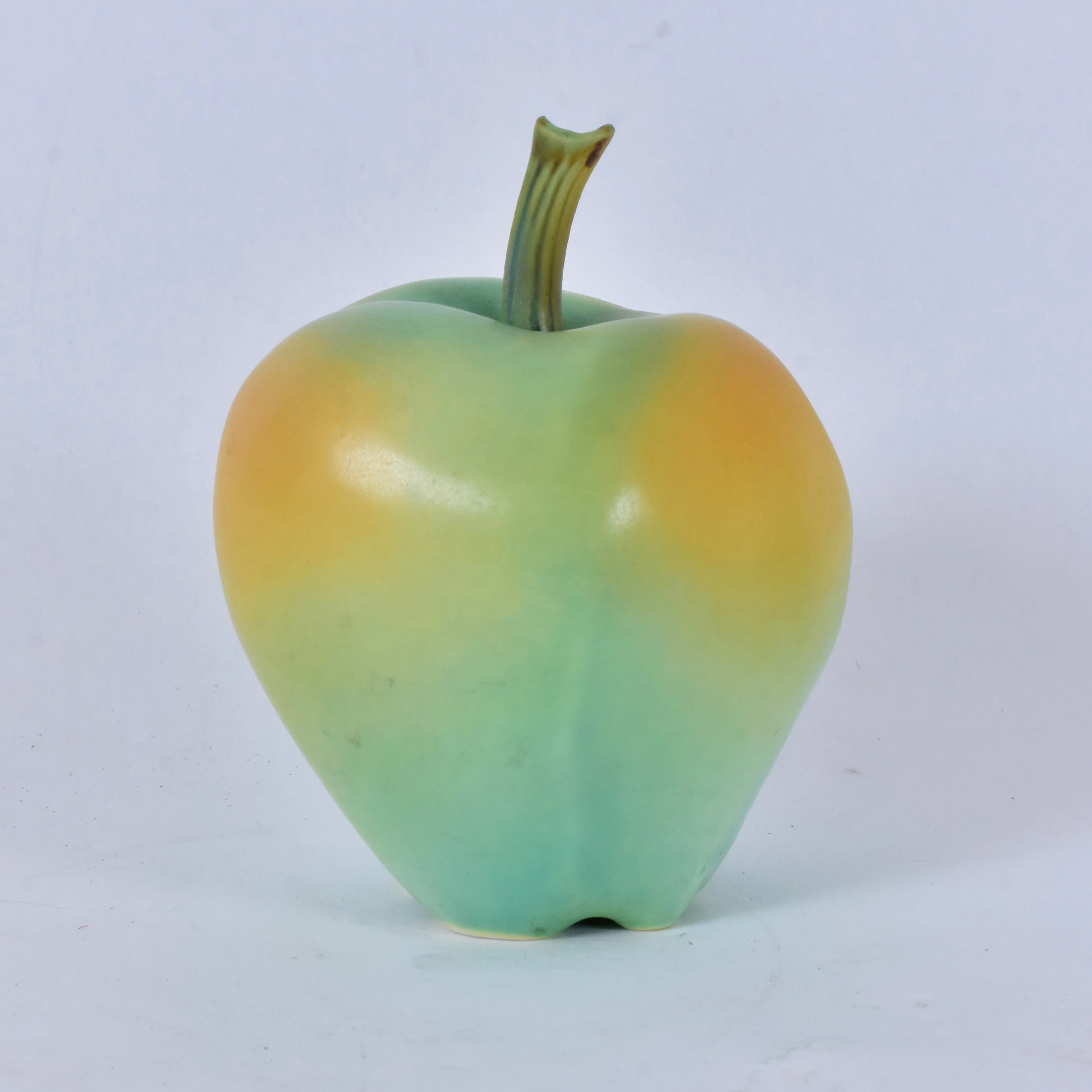 KERSTIN HÖRNLUND. skulptur, glaserat porslin, äpple.
