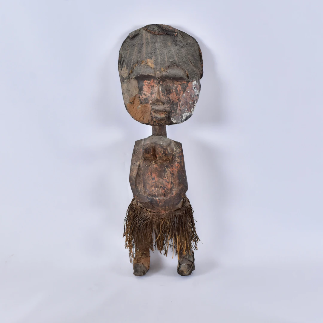 SKULPTUR/FETISH, skuret trä och raffia.