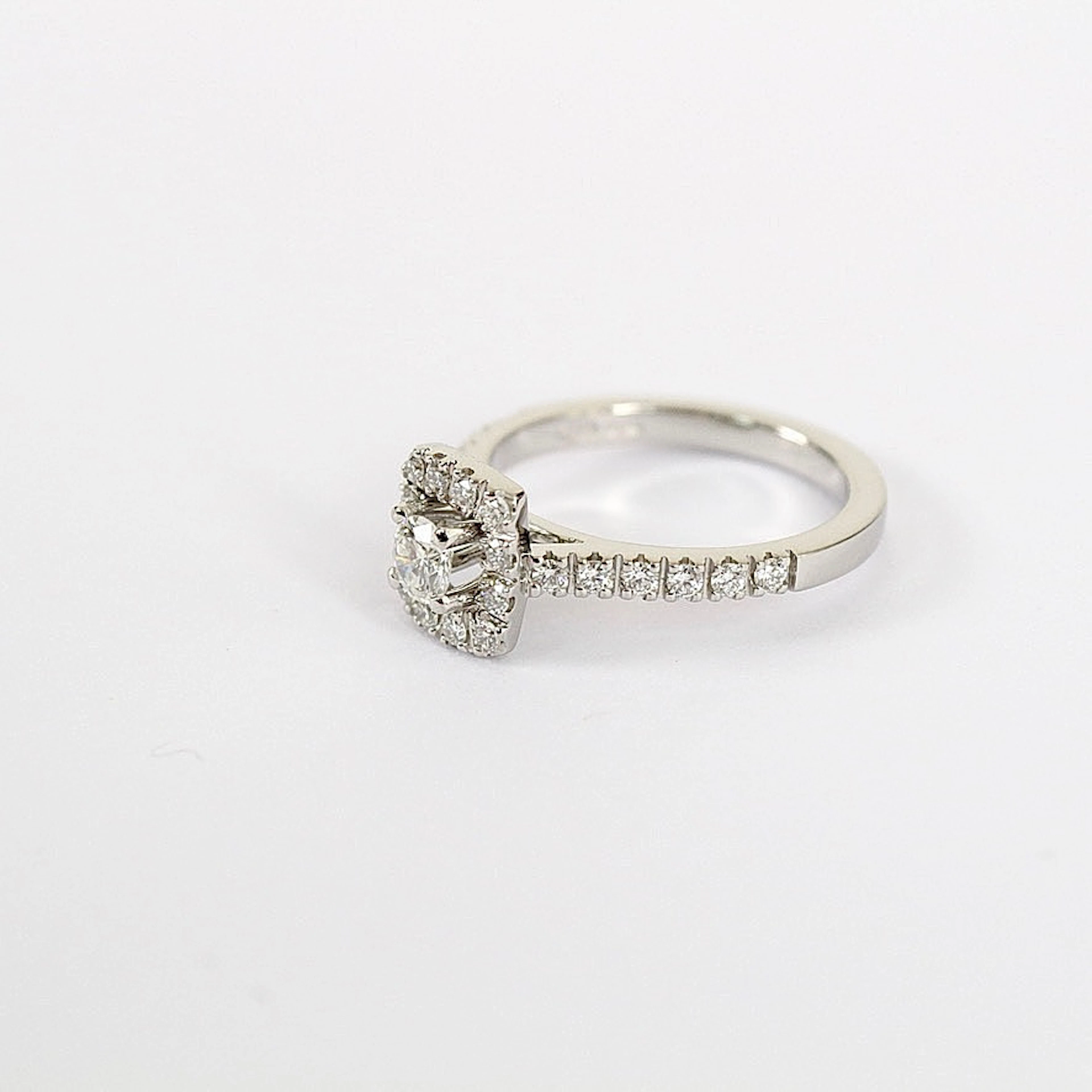 HALORING, diamanter, totalt 0,72ct, Platina.