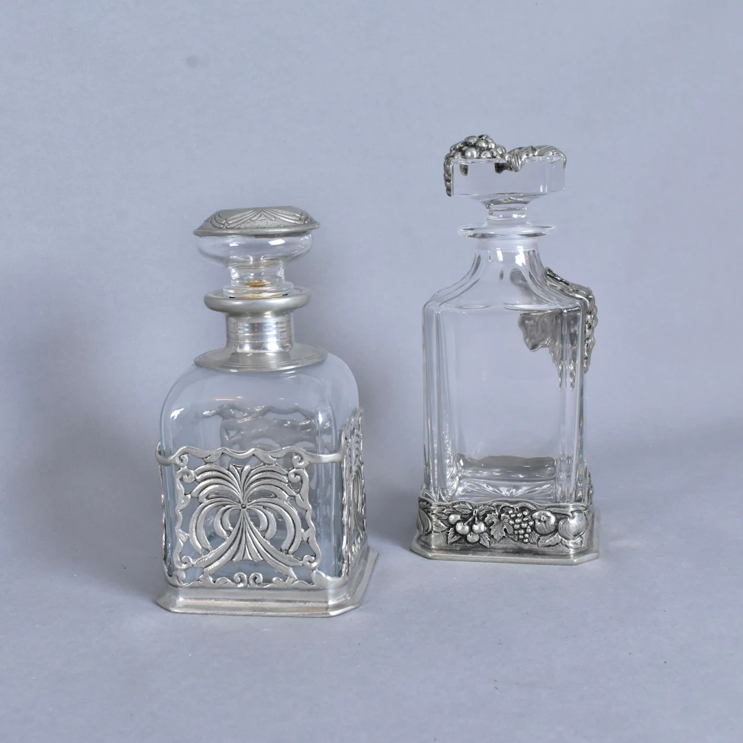 KARAFFER, 2 st, glas med metallmontage.