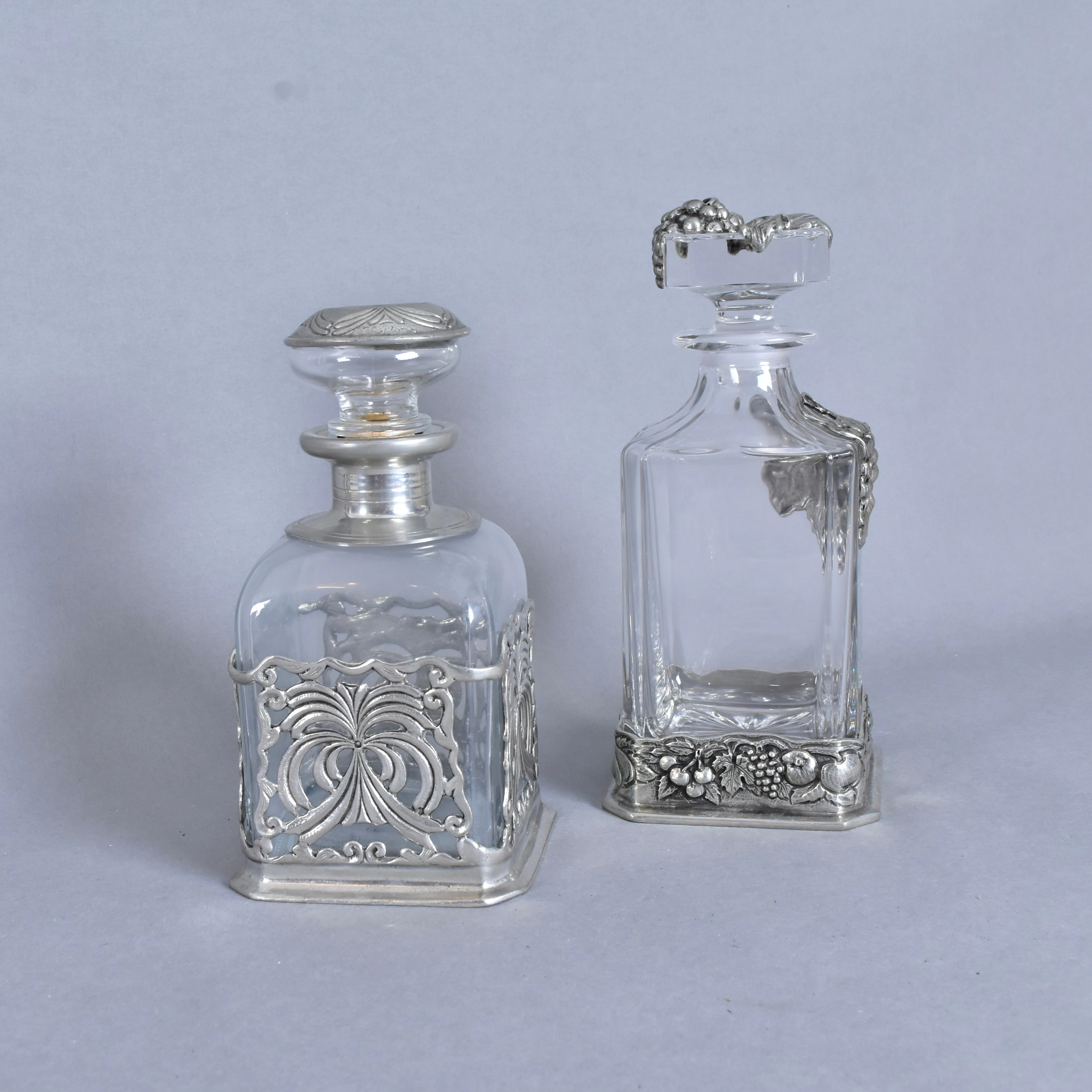 KARAFFER, 2 st, glas med metallmontage.