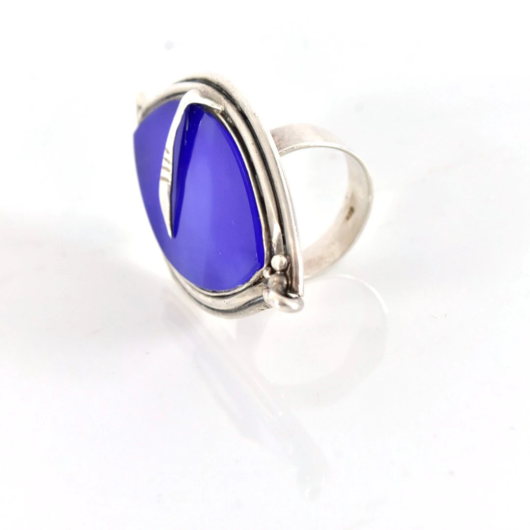 OKÄND KONSTNÄR. ring, sterlingsilver och blått glas.