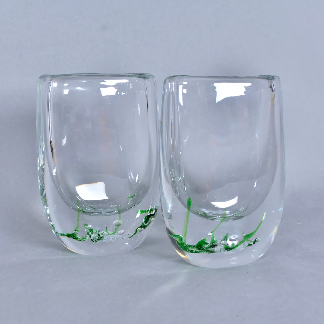 VICKE LINDSTRAND. Vaser, 2-stycken, glas, "Sjögräs", Kosta.