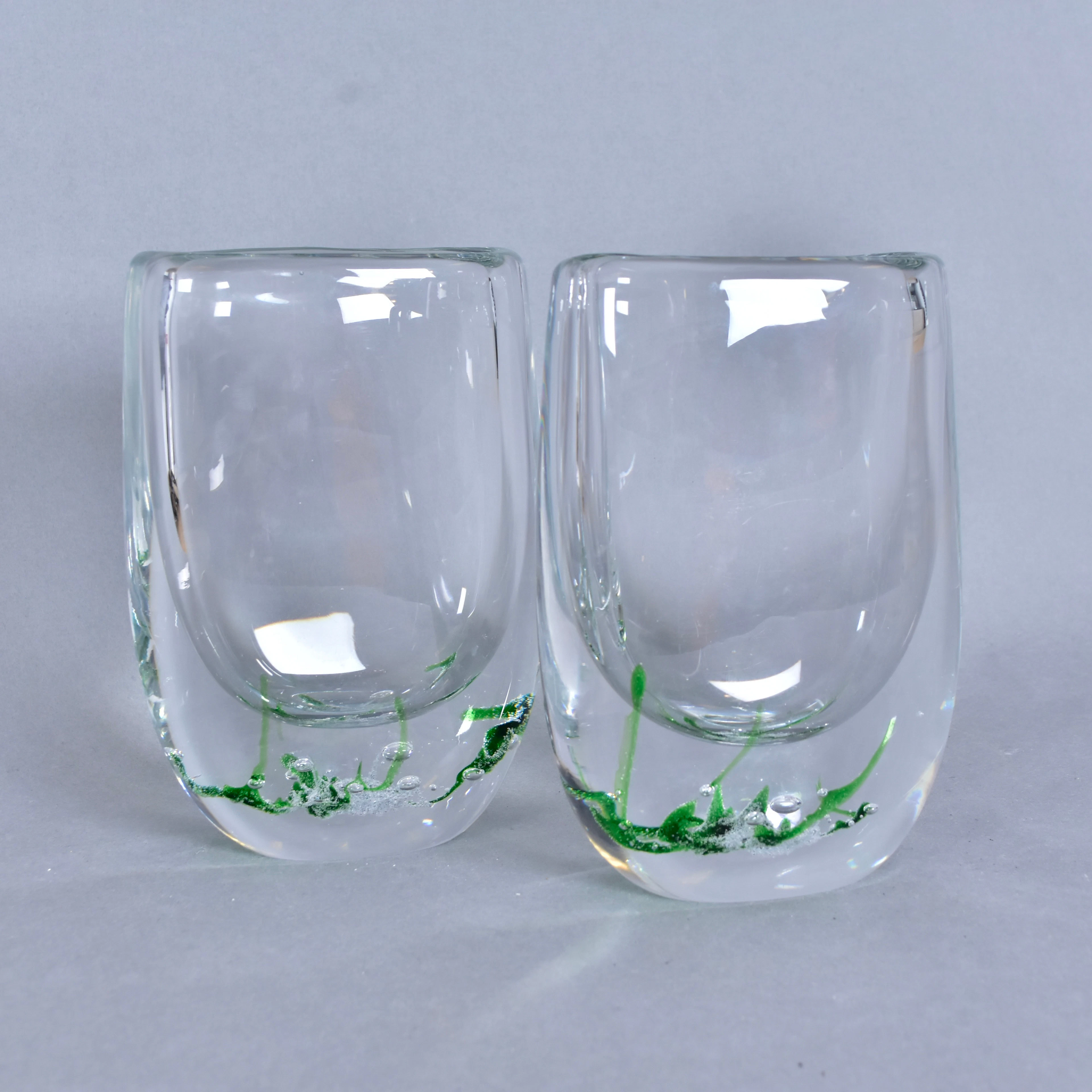 VICKE LINDSTRAND. Vaser, 2-stycken, glas, "Sjögräs", Kosta.
