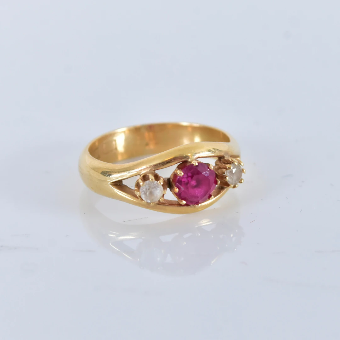 RING, med rubin och vita stenar, 18K.