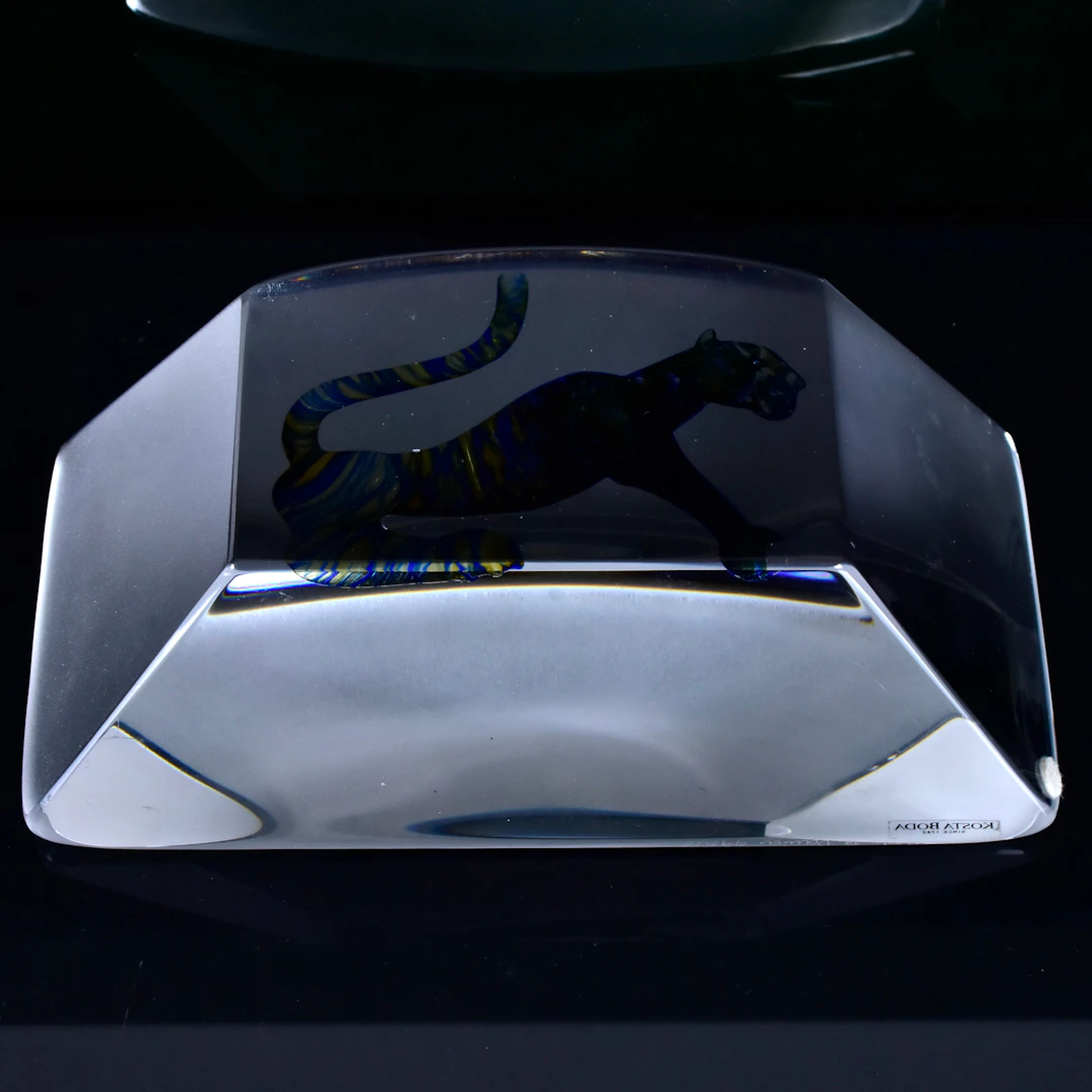 BERTIL VALLIEN. skulptur, glas, dekor av panter.
