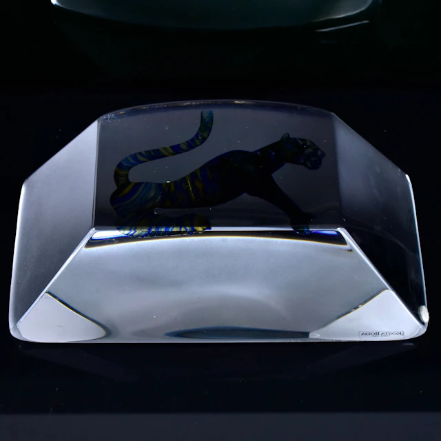 BERTIL VALLIEN. skulptur, glas, dekor av panter.
