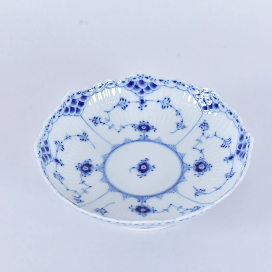 SKÅL, porslin, "Musselmalet" halvblond, Royal Copenhagen, Danmark.