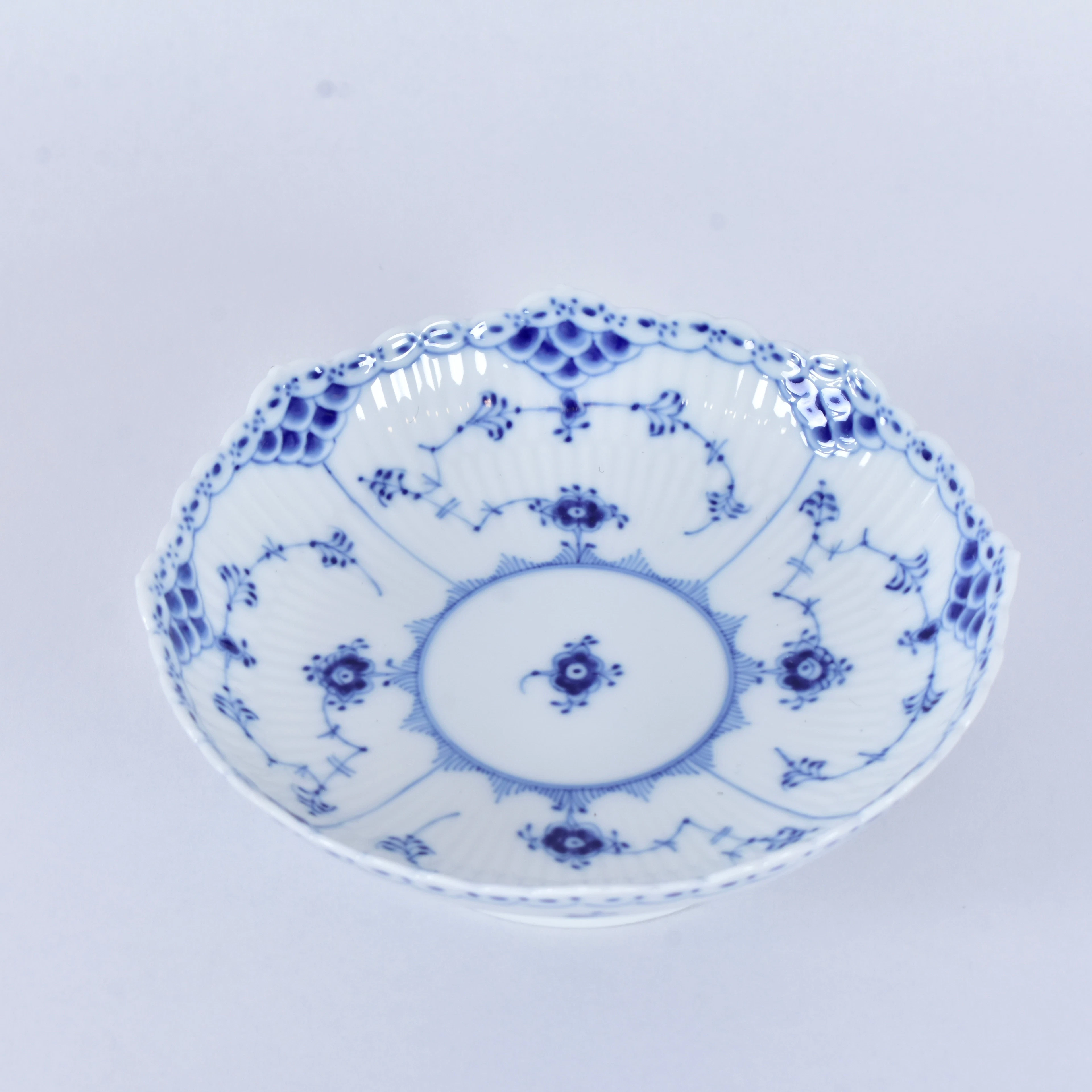 SKÅL, porslin, "Musselmalet" halvblond, Royal Copenhagen, Danmark.