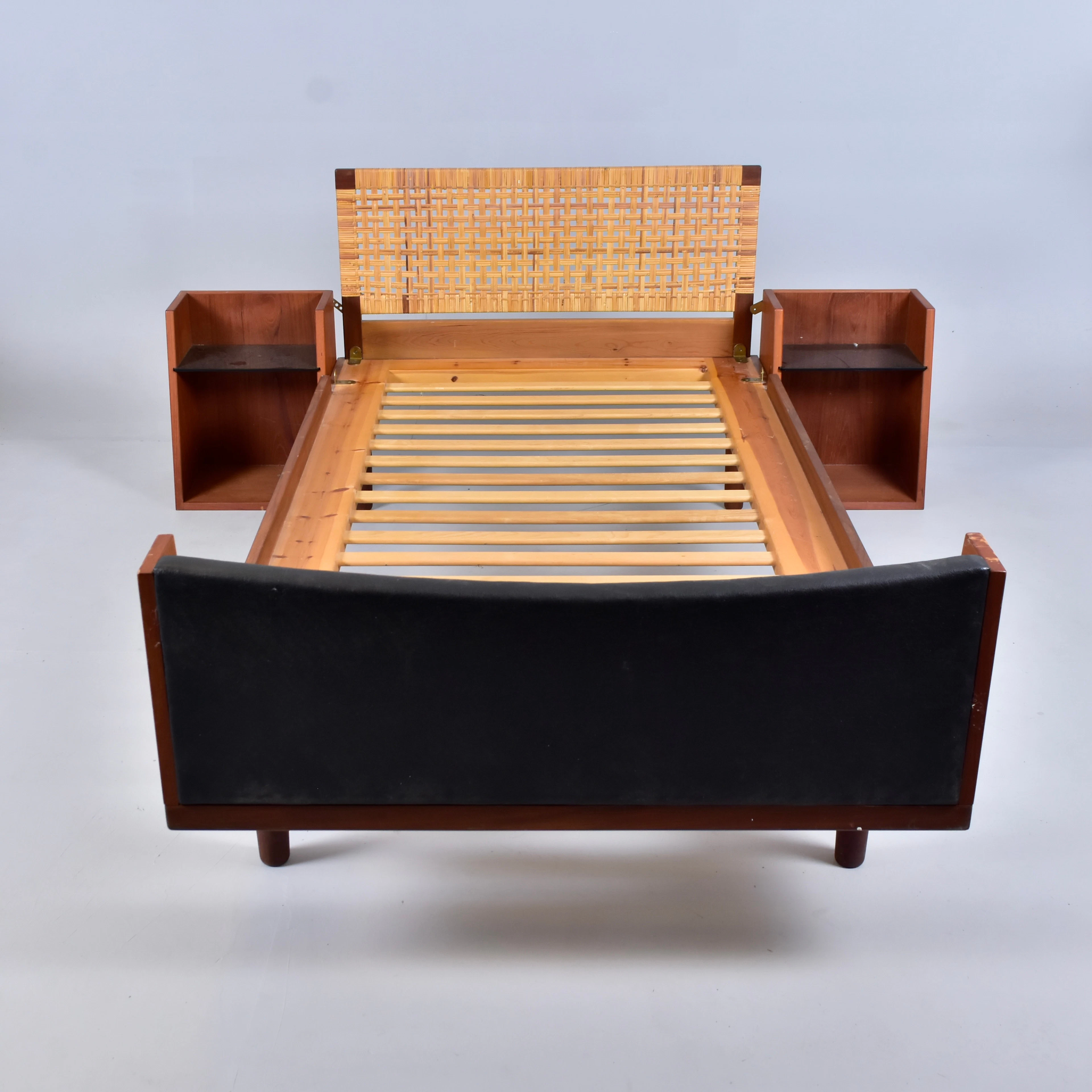 HANS J WEGNER. säng, teak med rotting, Getama 1960-tal.
