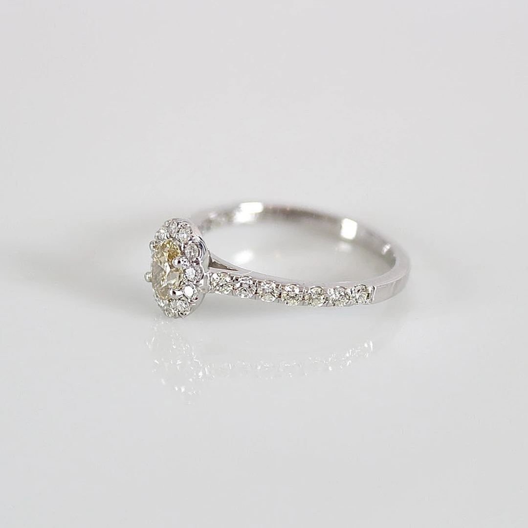 HALORING, 0,72ct, vitguld 18K.