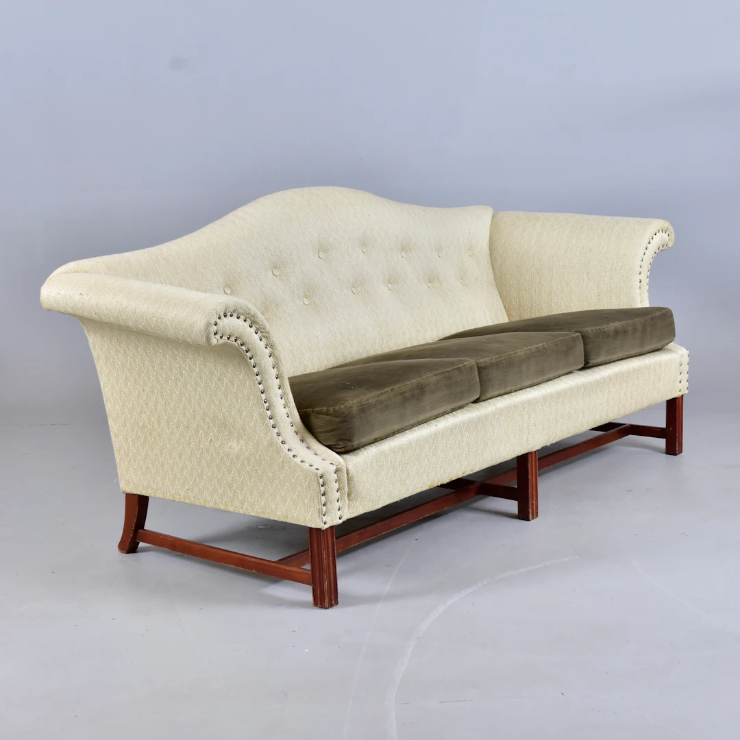SOFFA, så kallad Camel-back sofa.