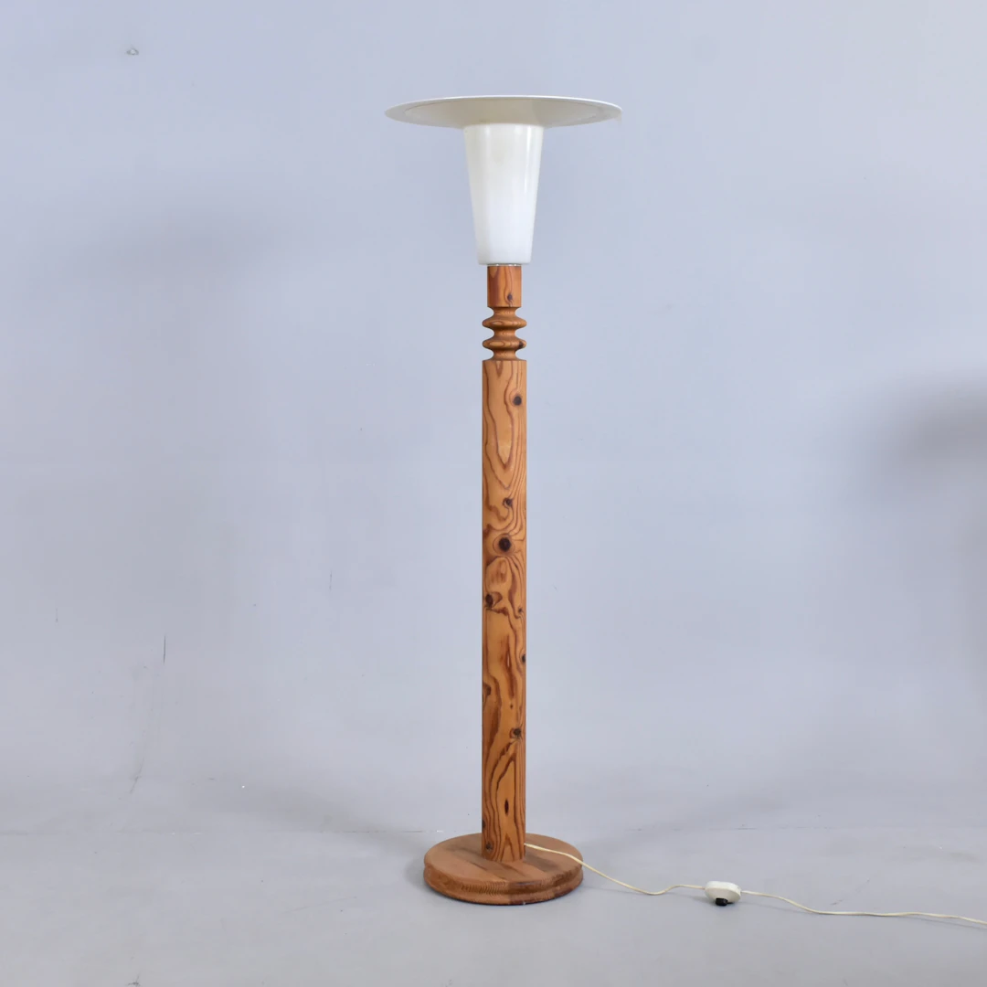 UNO OCH ÖSTEN KRISTIANSSON. golvlampa, svarvad fur med vit plastkupa, Luxus.