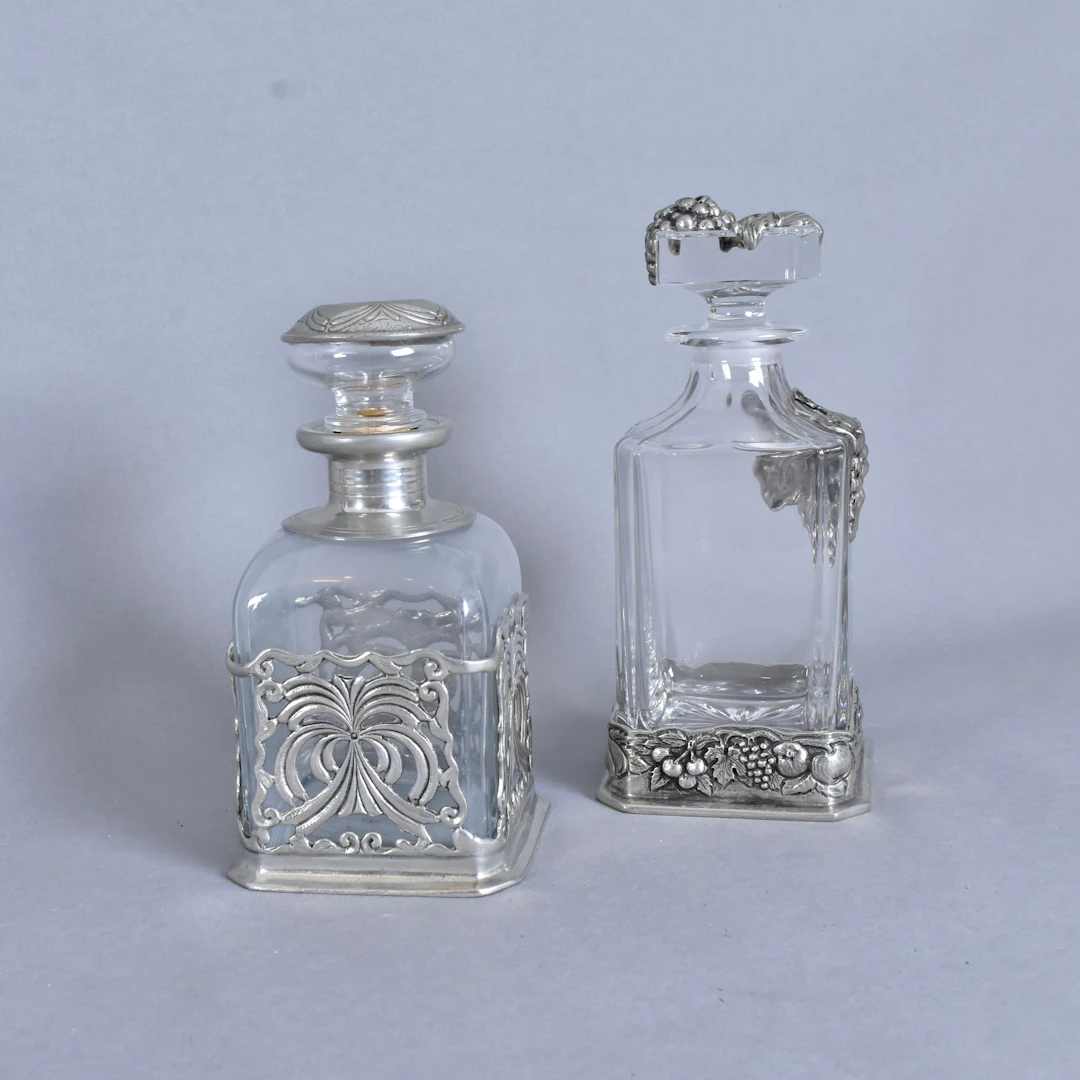 KARAFFER, 2 st, glas med metallmontage.