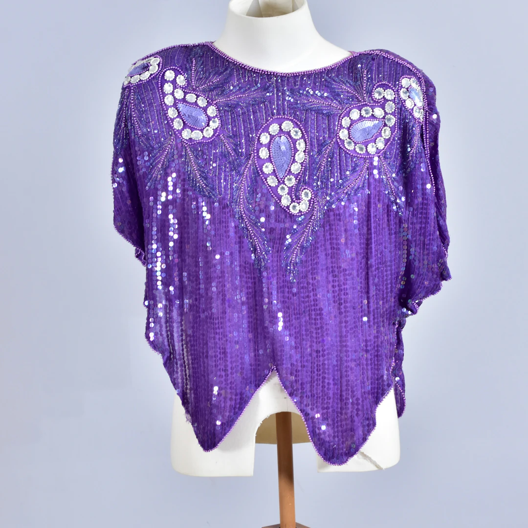 TOPP, med paljetter och strass.