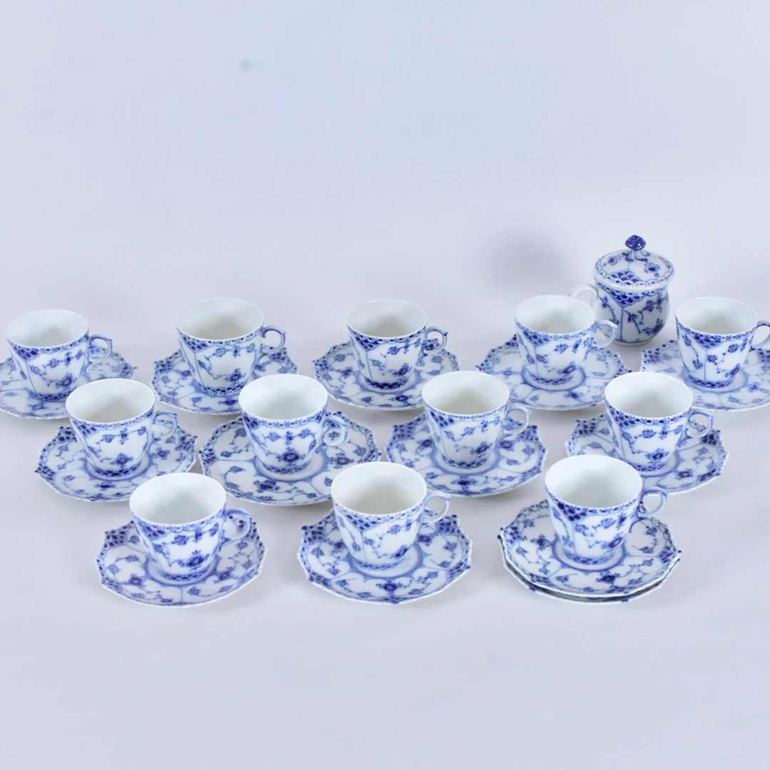 MOCKASERVIS, 26 delar, porslin, "Musselmalet" helblond, Royal Copenhagen