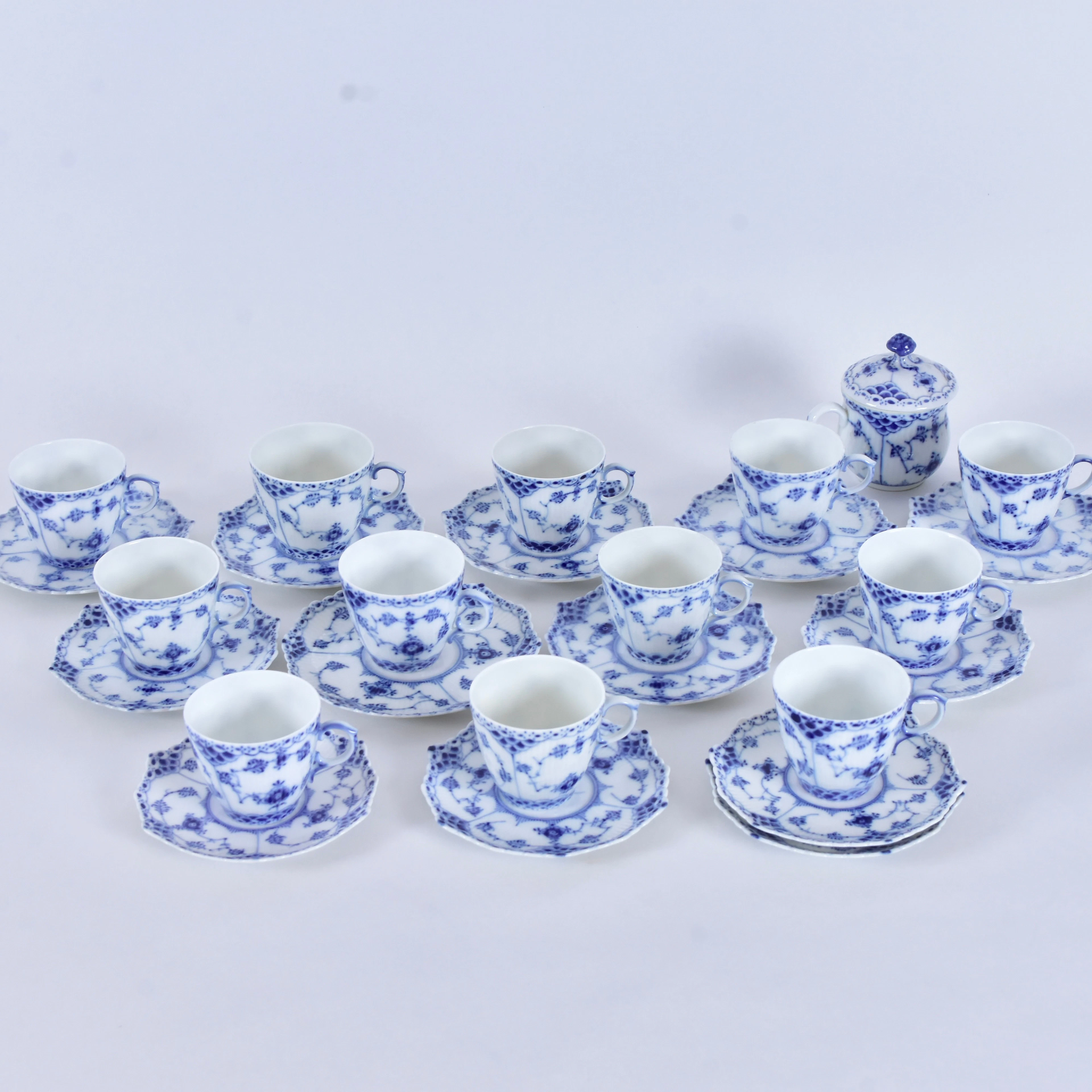 MOCKASERVIS, 26 delar, porslin, "Musselmalet" helblond, Royal Copenhagen