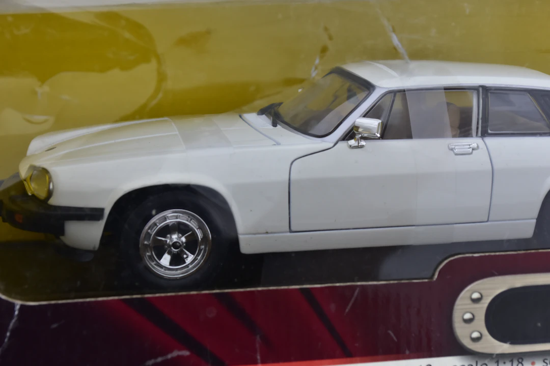 MODELLBIL, lackerad metall, YatMing, 1975 Jaguar XJS.