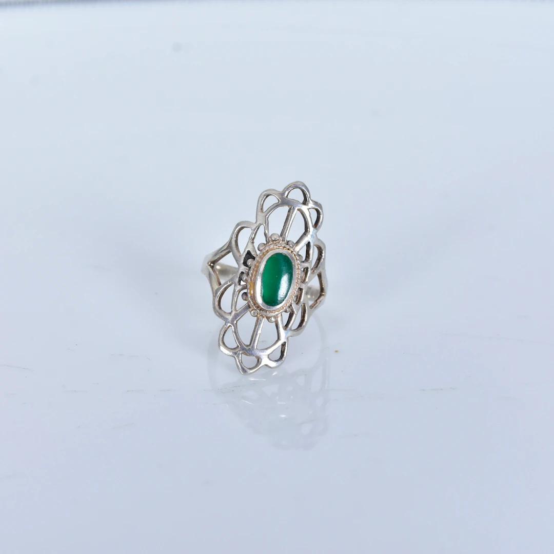 RING, sterlingsilver med grön sten.