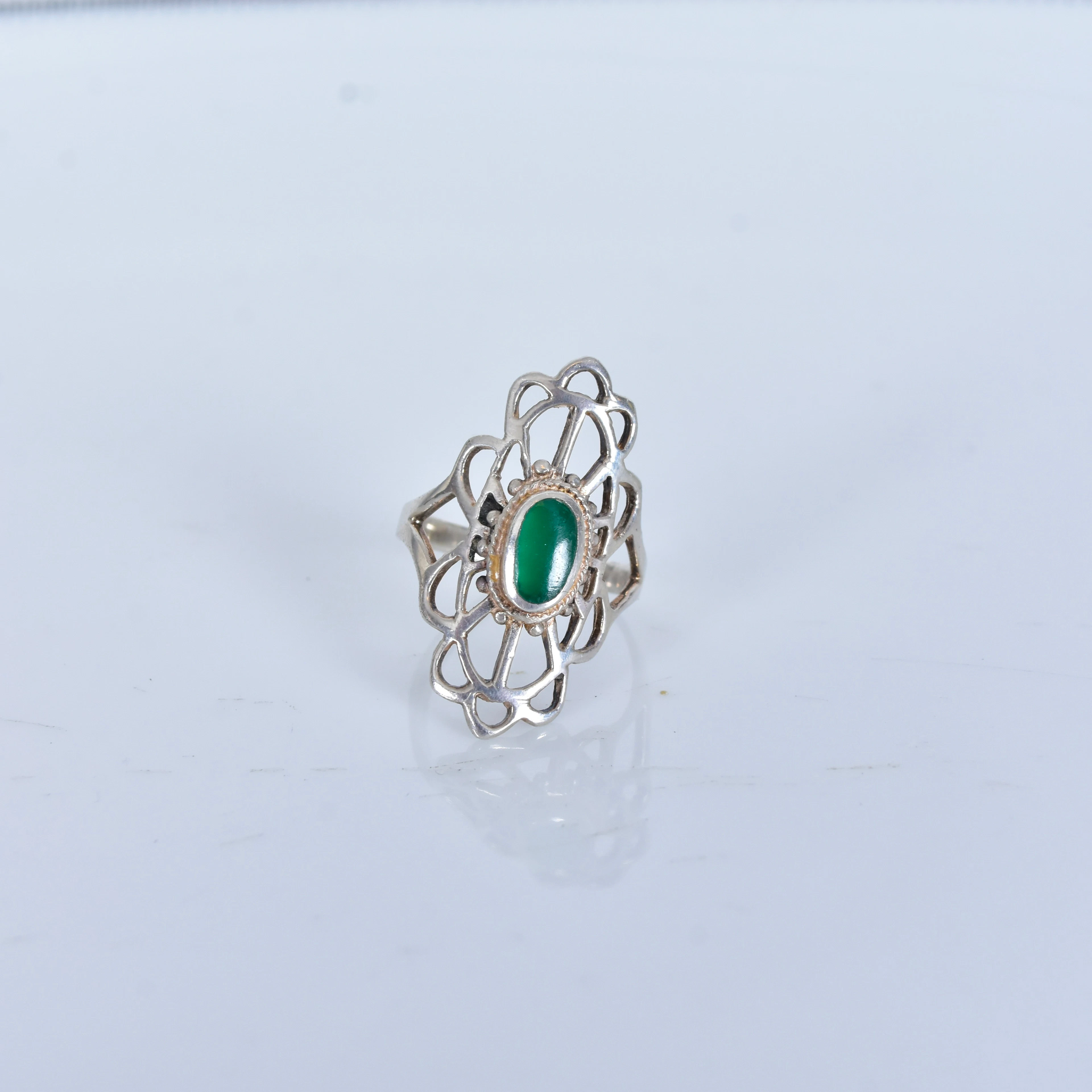 RING, sterlingsilver med grön sten.