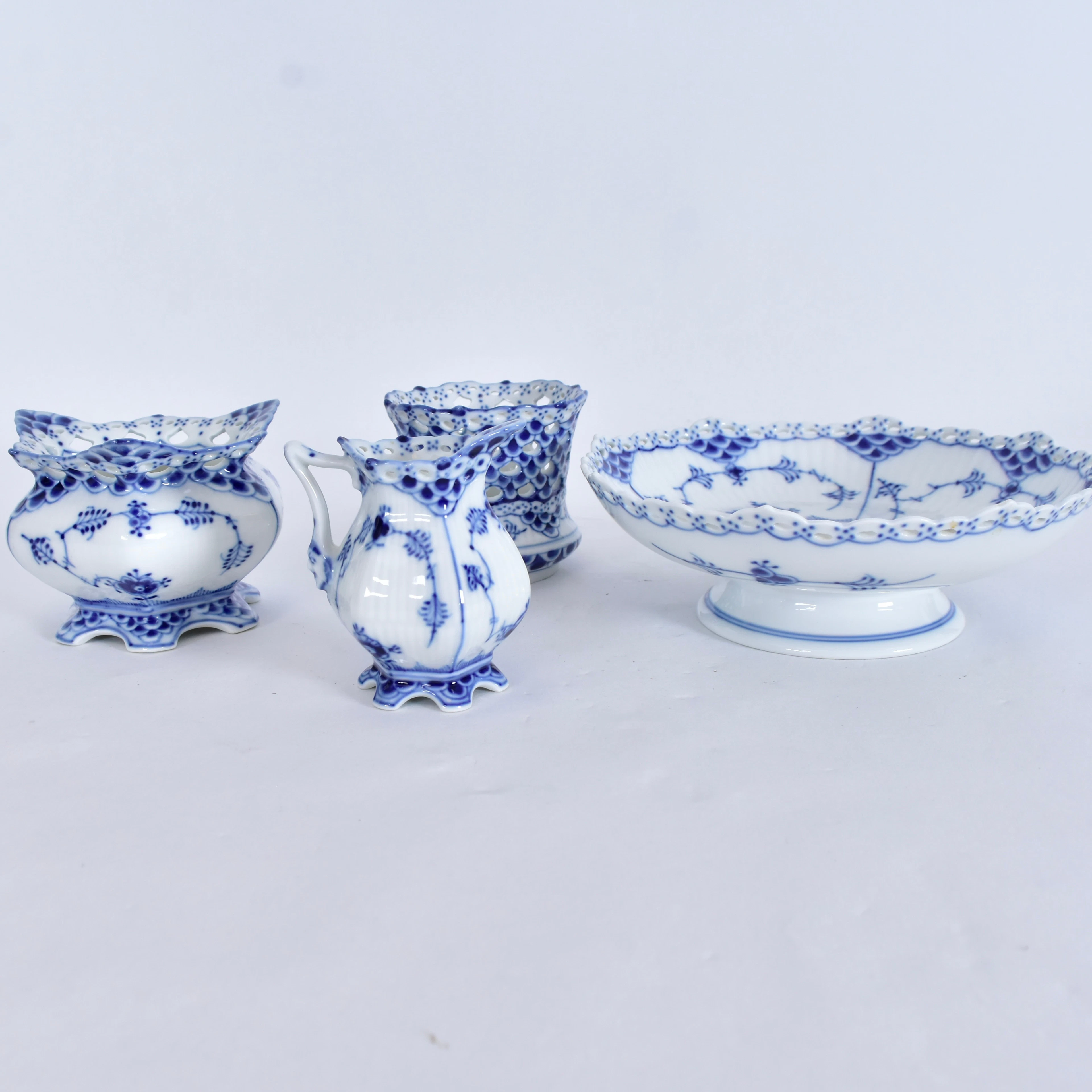 SERVISDELAR, 4 st, musselmalet, Helblond, Royal Copenhagen.