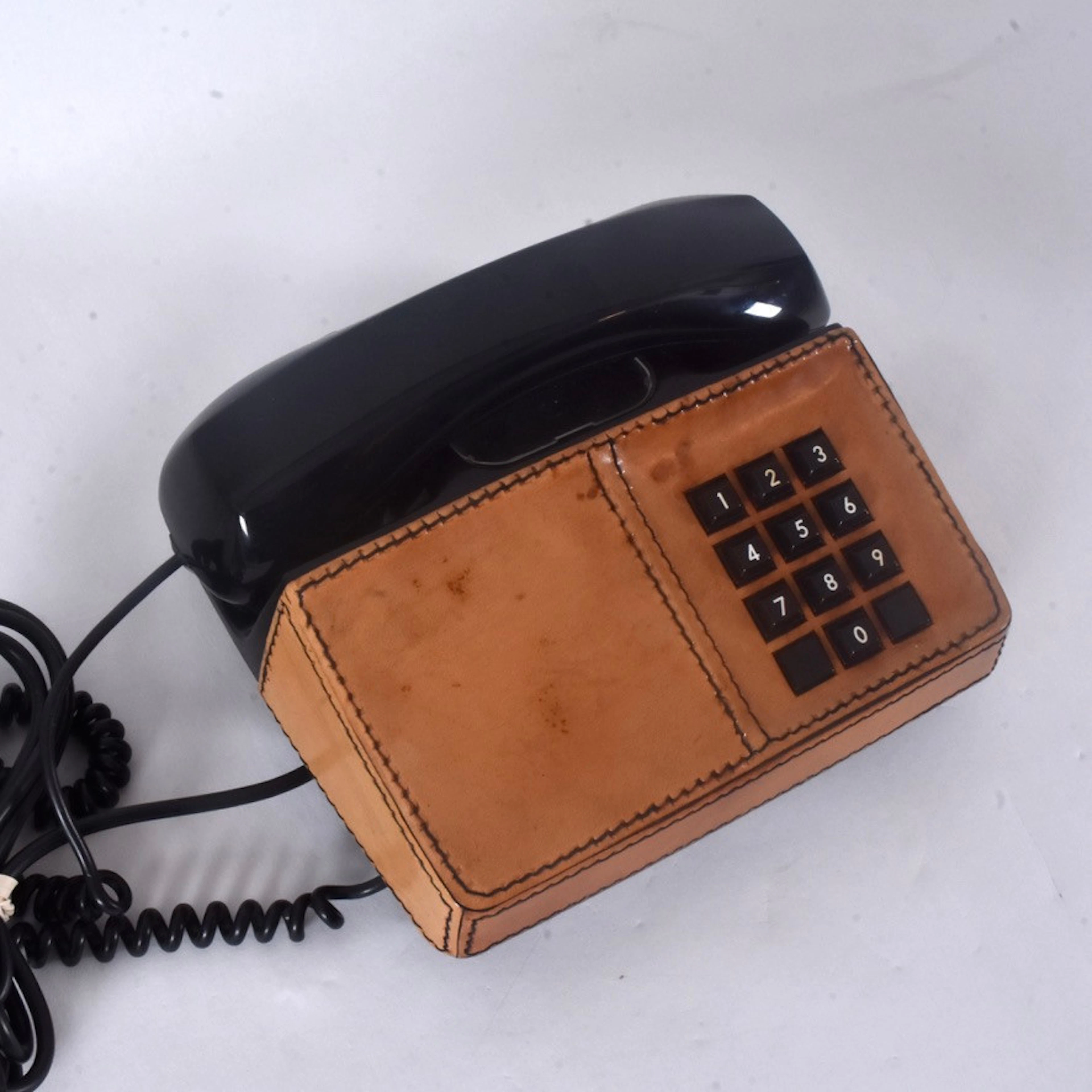 CARL ARNE BREGER. Knapptelefon, "Diavox", läderhölje,LM Ericsson. 1970/80-tal.