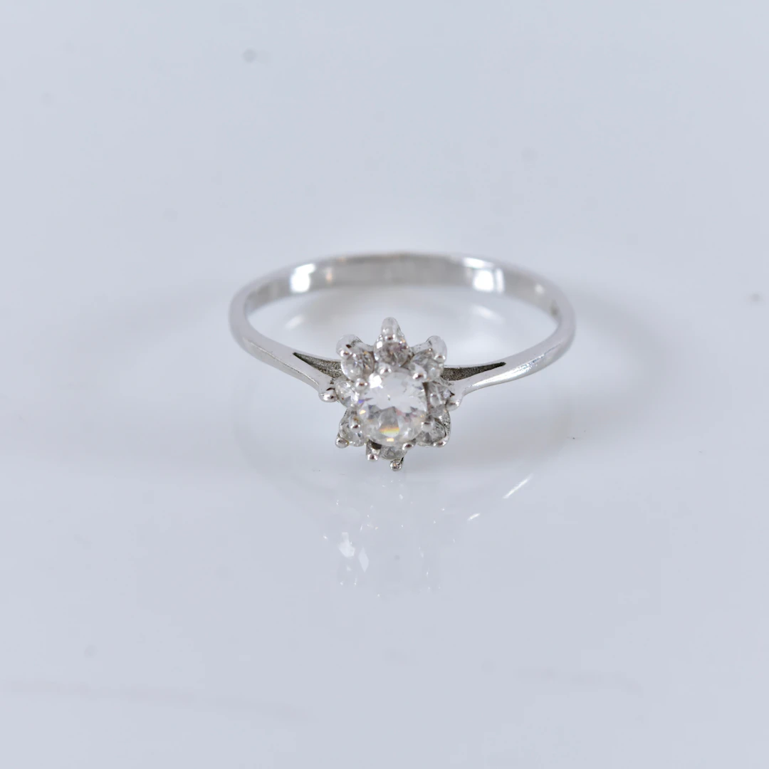 CARMOSÉRING, med vita stenar, sterlingsilver.
